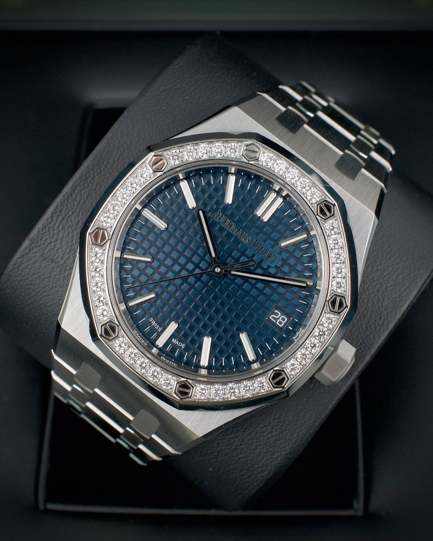 May be an image of wrist watch and text that says 'NEMARS SWISS 28 MADE MAe'