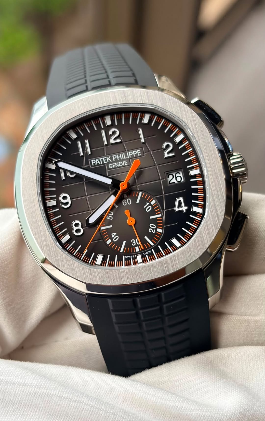 May be an image of digital watch and text that says 'I1 12 2 PATEK PHILIPPE GENEVE IL 0V 30 MAGE MADE'