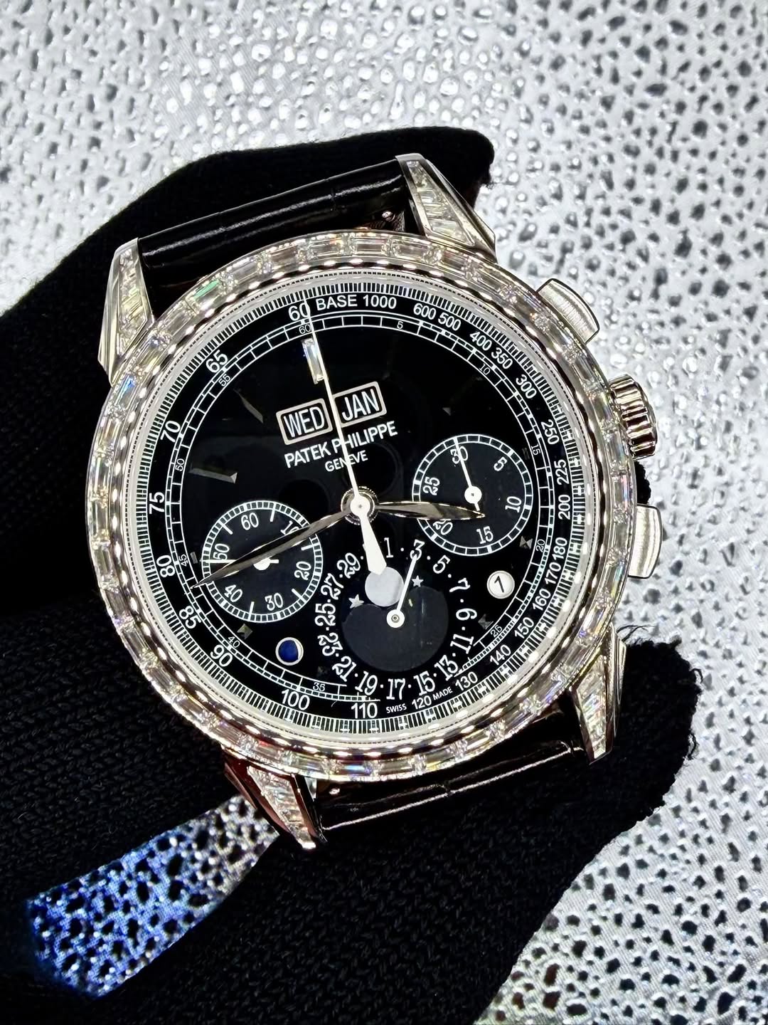May be an image of wrist watch and text that says 'MЛИAHИ BASE WED JAN HILIPPE PATEK GEN GENEVE EVE ២ា S S MA רת OT ဘာ ® 00 018 g SWG SWSS 120M'