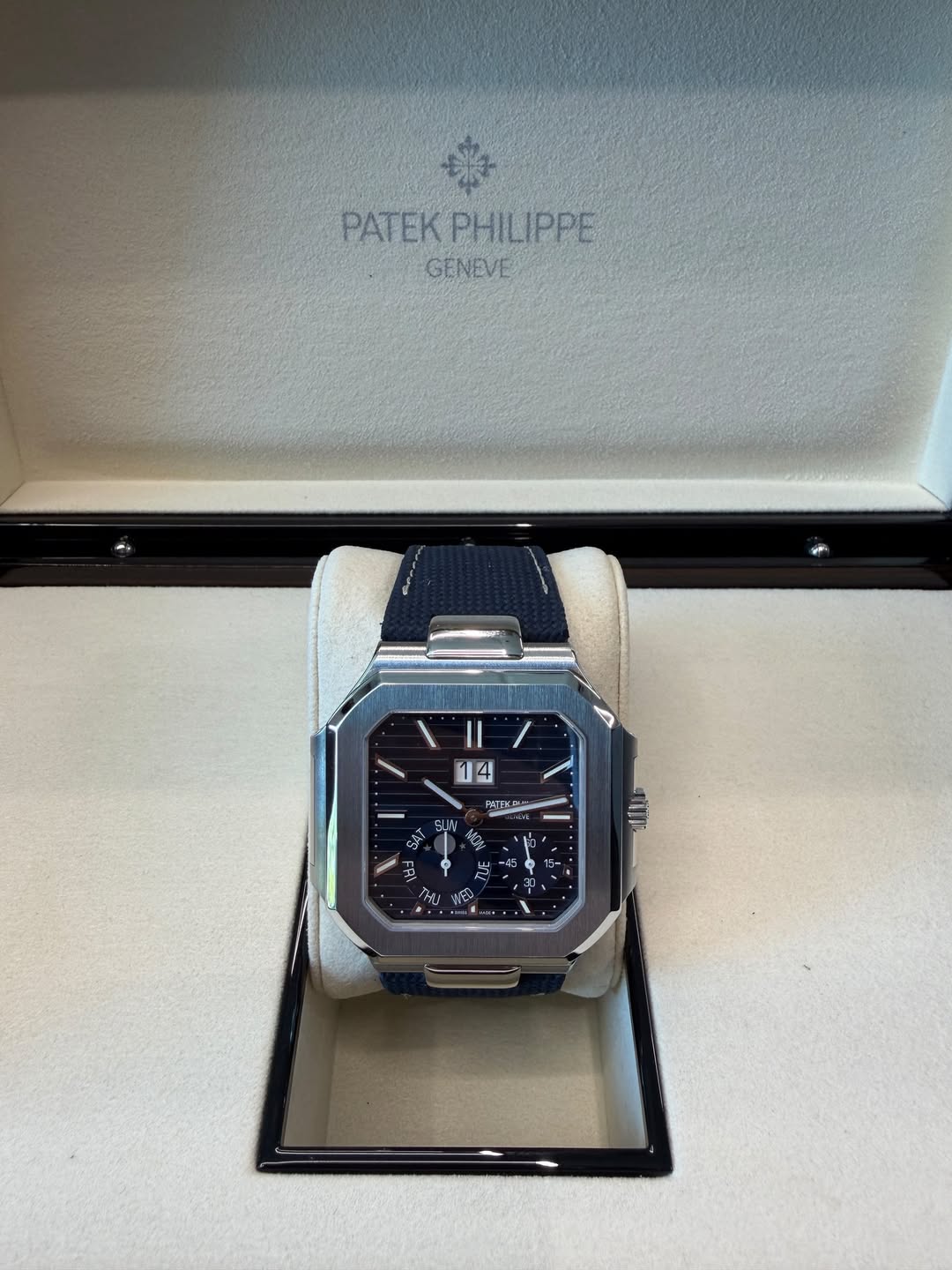 May be an image of wrist watch and text that says 'PATEK PATEKPHILIPPE PHILIPPE GENEVE 4 4 FATEO မှုြ 5'