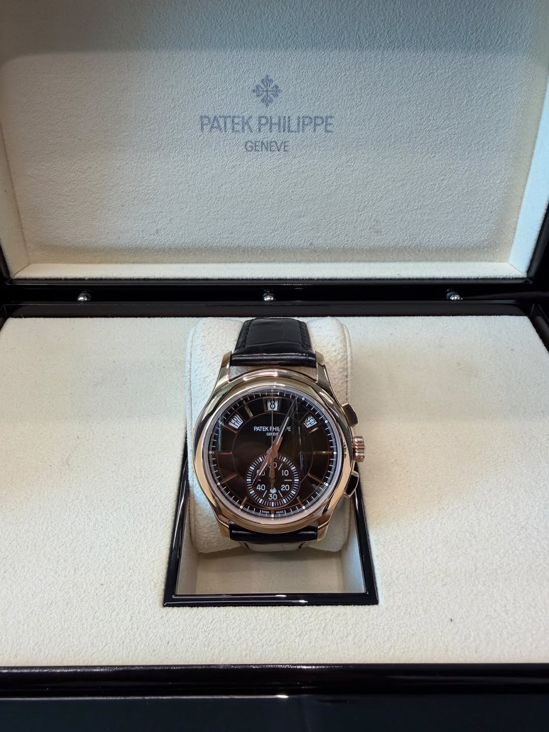 May be an image of digital watch and text that says 'PATEK PATEKPHILIPPE GENEVE 3 安 PATEN PHI 1 10 40'