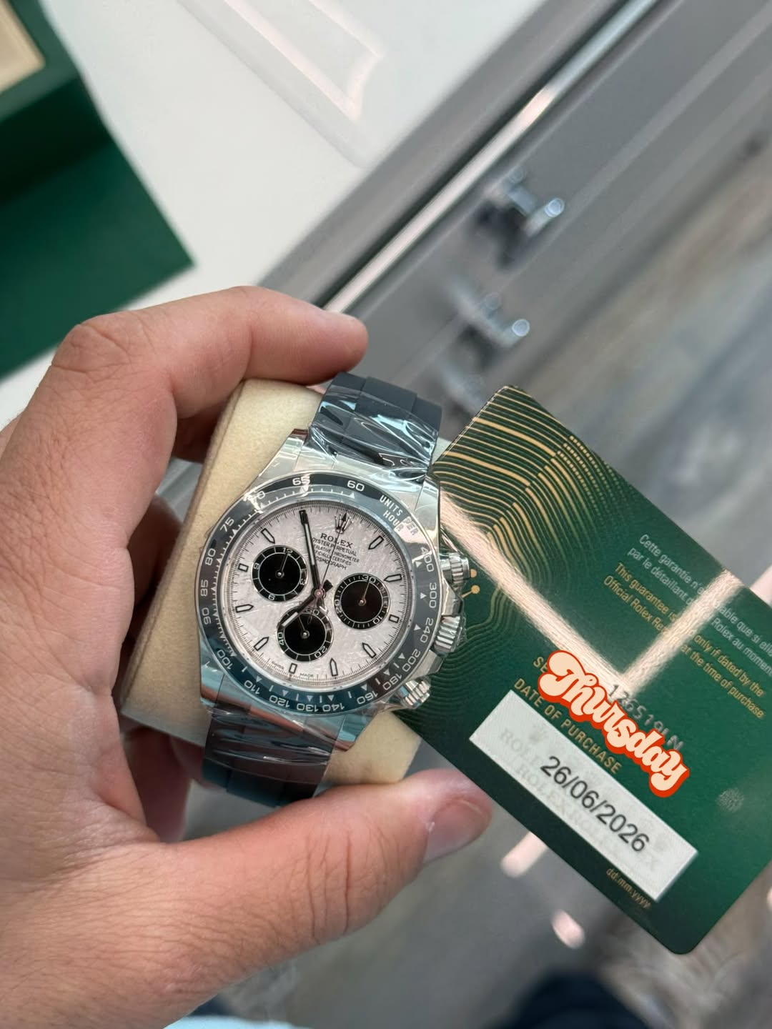 May be an image of wrist watch and text that says '60 HoW PER UNITS D0E 240 E WnH 100 110 1o0 BL 0OF parle par Cette Officia Ofe guarantee Rolex détaillant unten Holey น purchase…