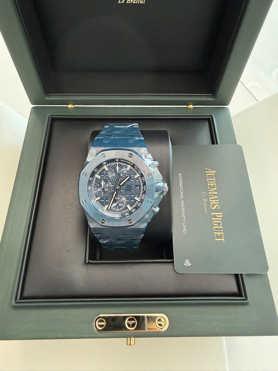 May be an image of wrist watch and text that says 'Lt T4532s 245 10 E 2 သြီင် 2 INTERVATIONALWAPRANTYGARD CARD INTERNATIONAL 5 WARRANTY Brassus AUDEMARS PIGUET )))'