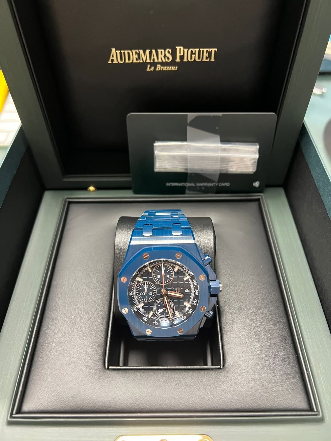 May be an image of wrist watch and text that says 'AUDEMARSPIGUET AUDEMARS PIGUET Le Brassus 박 8 ۸ ۲ 10 E 20 0 ان అಪానట'