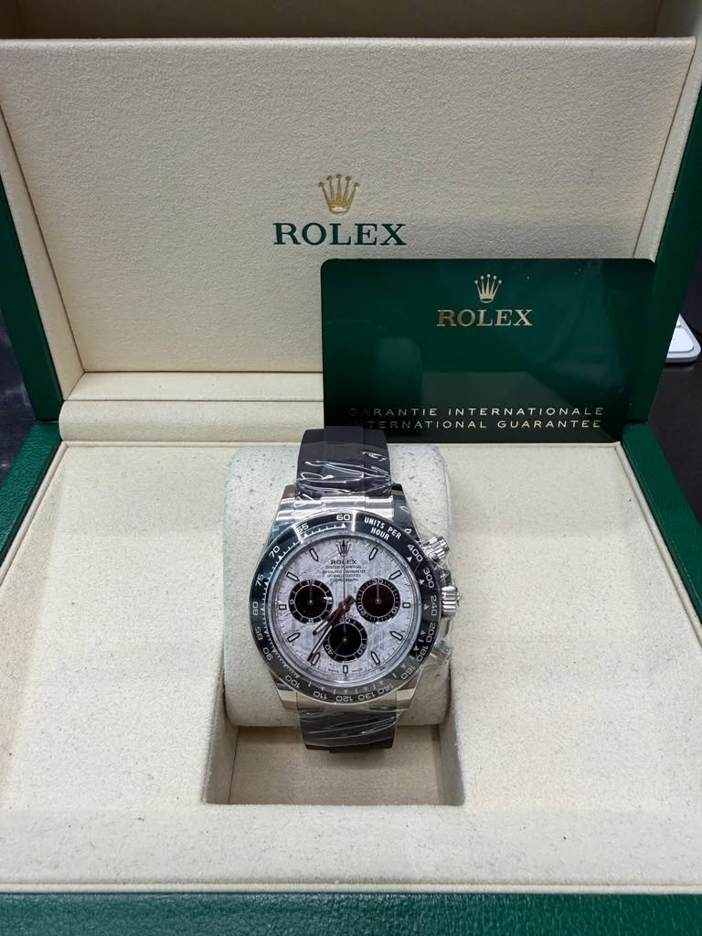 May be an image of wrist watch and text that says 'W ROLEX W OLEX IE INTERNATIONAL TIONALGUARANTE ONAL GUARANT UNIT 緊急湿画 8'