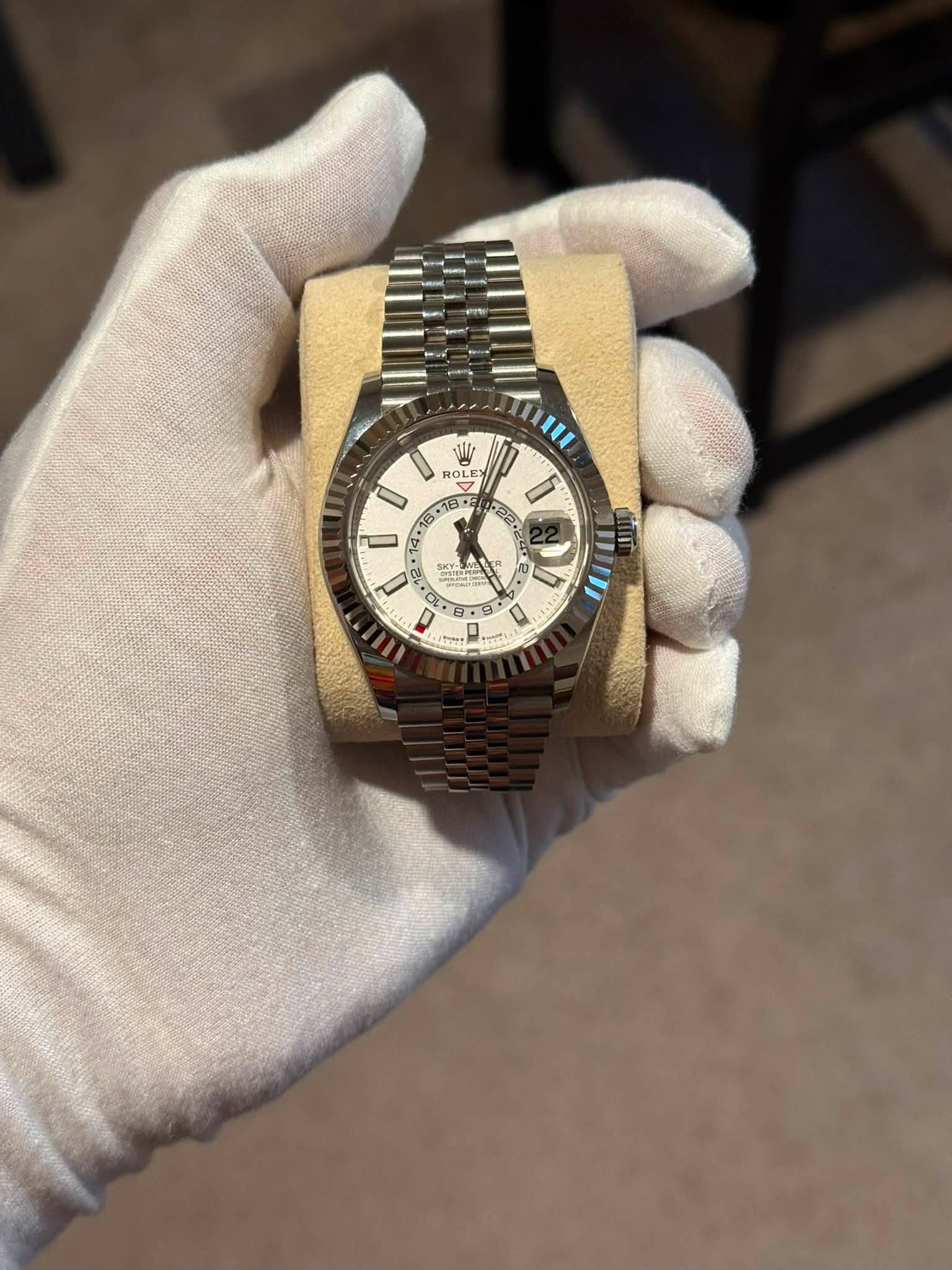 May be an image of wrist watch and text that says '16 6 NI O OLE ROLE 1 8. A 22 កូក i 4 M 1 Ky-5 10'