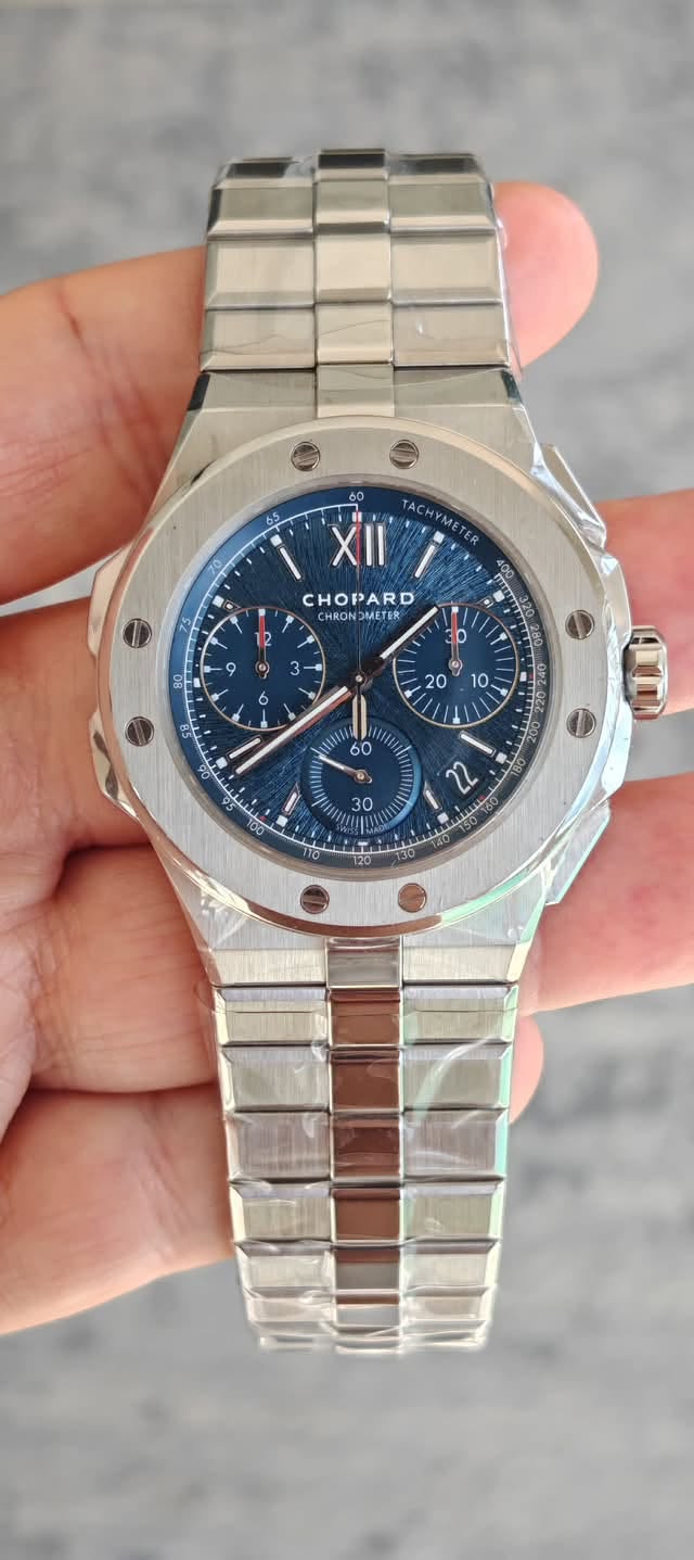 May be an image of wrist watch and text that says 'XII CHOPARD (0 0 3 B AM S 小 JUU 22'