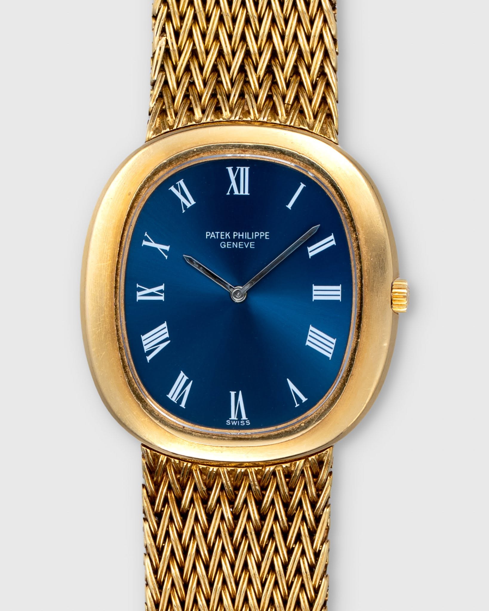 May be an image of wrist watch and text that says 'XII XI I X PATEK PATEKPHILIPPE PHIL PPE GENEVE IX VII I IA SWISS'