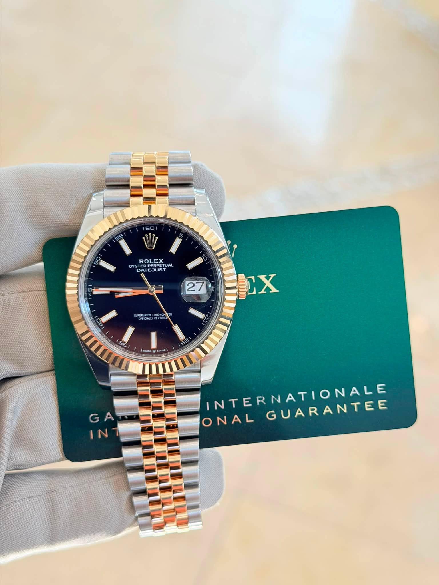 May be an image of wrist watch and text that says 'ROLEX ROLEX σΥς YSTE TERPERFE DATEJUST A KOT MA UA 27 X GA INTERNATIONALE INTERN NATIONALE ONAL GUARANTEE'