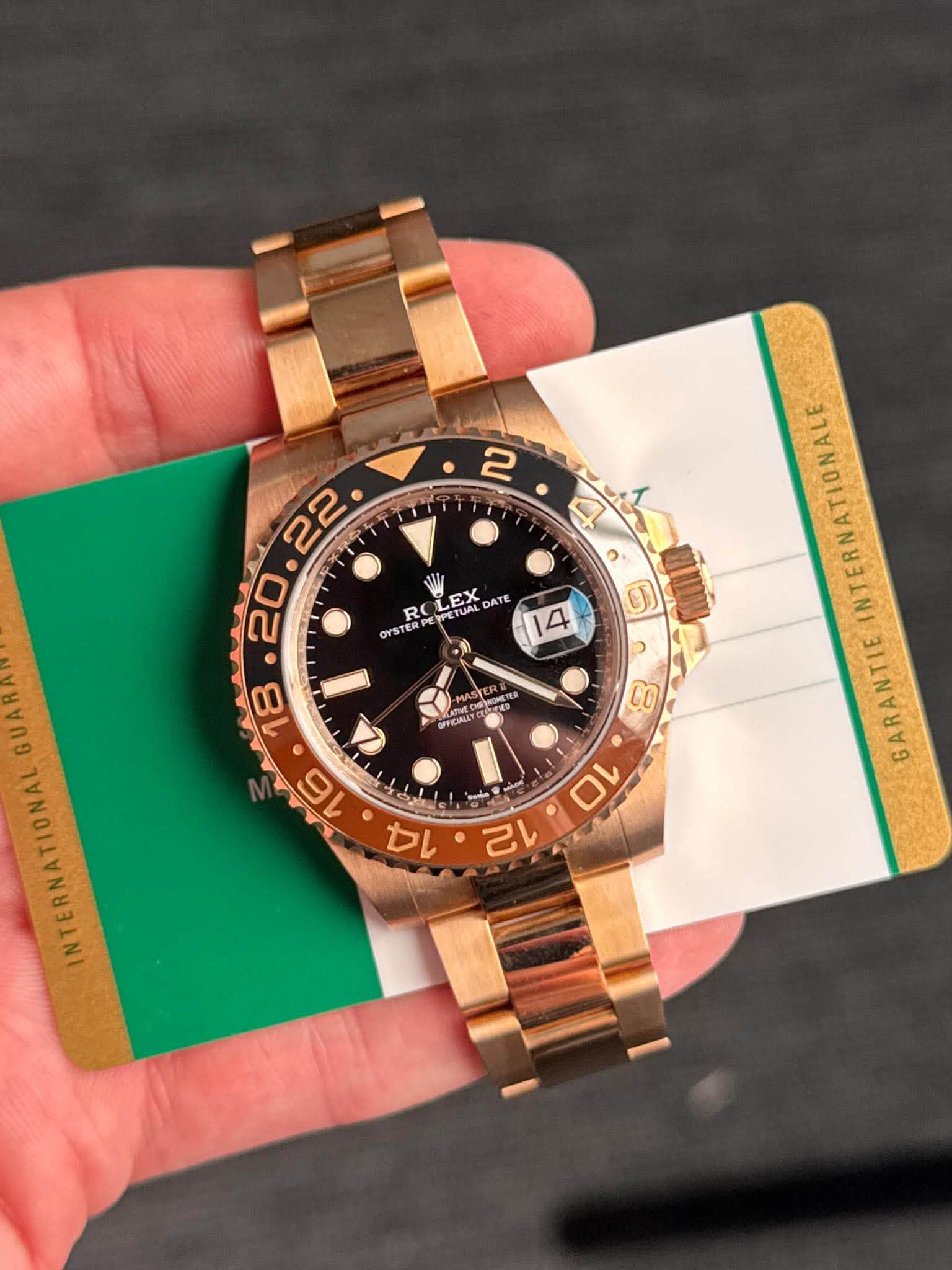 May be an image of wrist watch and text that says '・ 2 4 RC レ吉 LEX EX DATE OYSTER STERPE ASTERE FICALA 8 GUARAN INTERNATIONAL INTERNATIONALE GARANTIE 14 10 12'