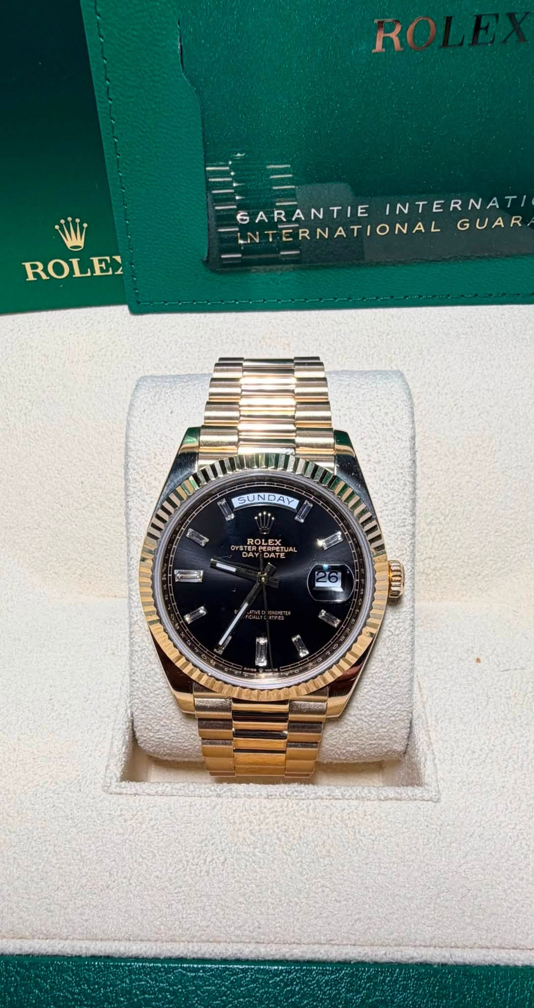 May be an image of wrist watch and text that says 'ROLEY GARANTIE GARANTIEINTEA GARANTIEINTERI INTERNAT INTERNATIONAL GUAR SUNDAY ROLEX SPET 림 M 26 ത P ERT'