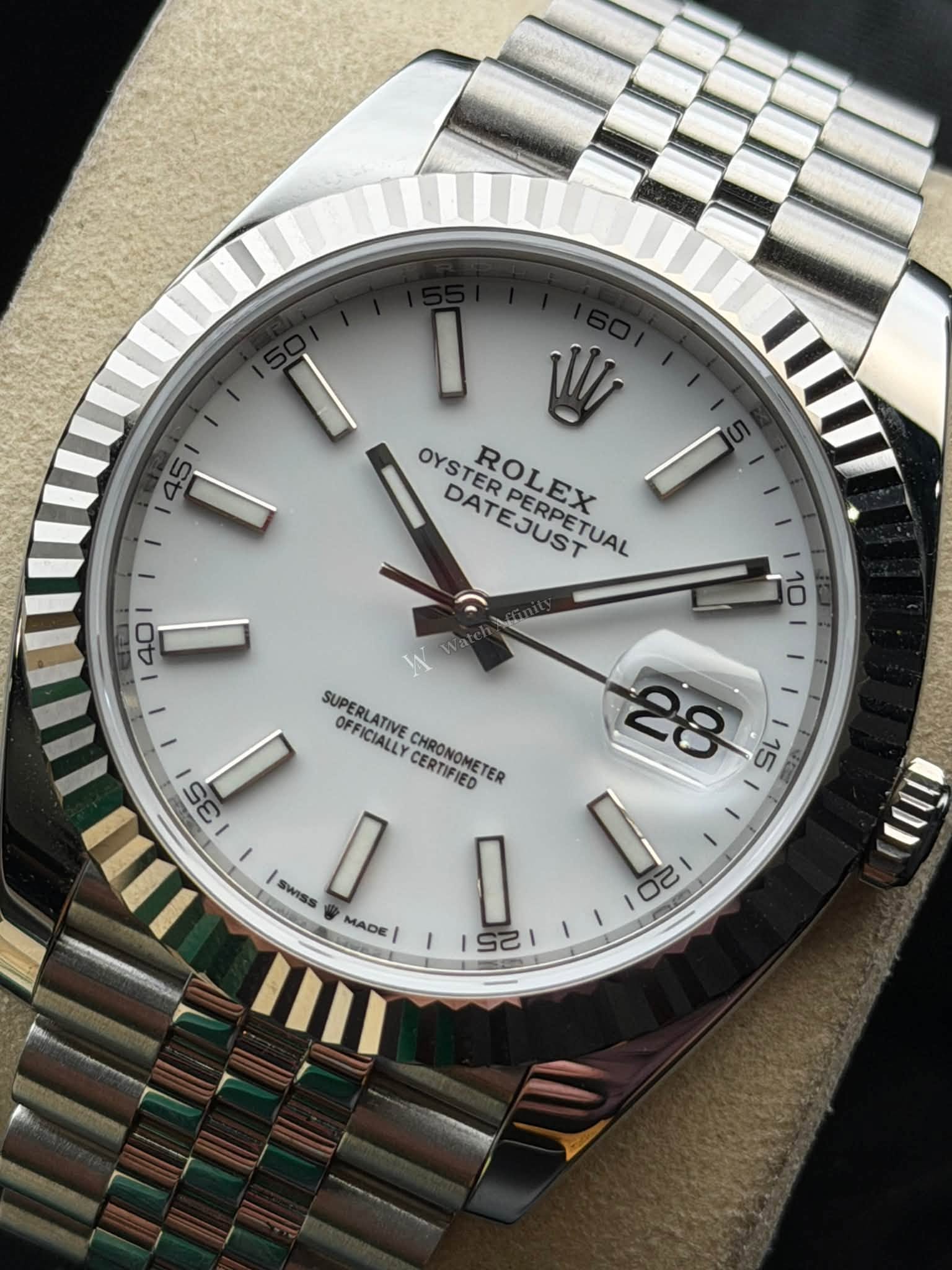 May be an image of wrist watch and text that says '45 I V OYSTER DATEJUST ROLEX ROLEX BATESEKUM DATEJUPETUAL D PERPE PERPETUAI O SUPERLATIVE OFFICIALLY CERTIFIED CHRONOMETES…