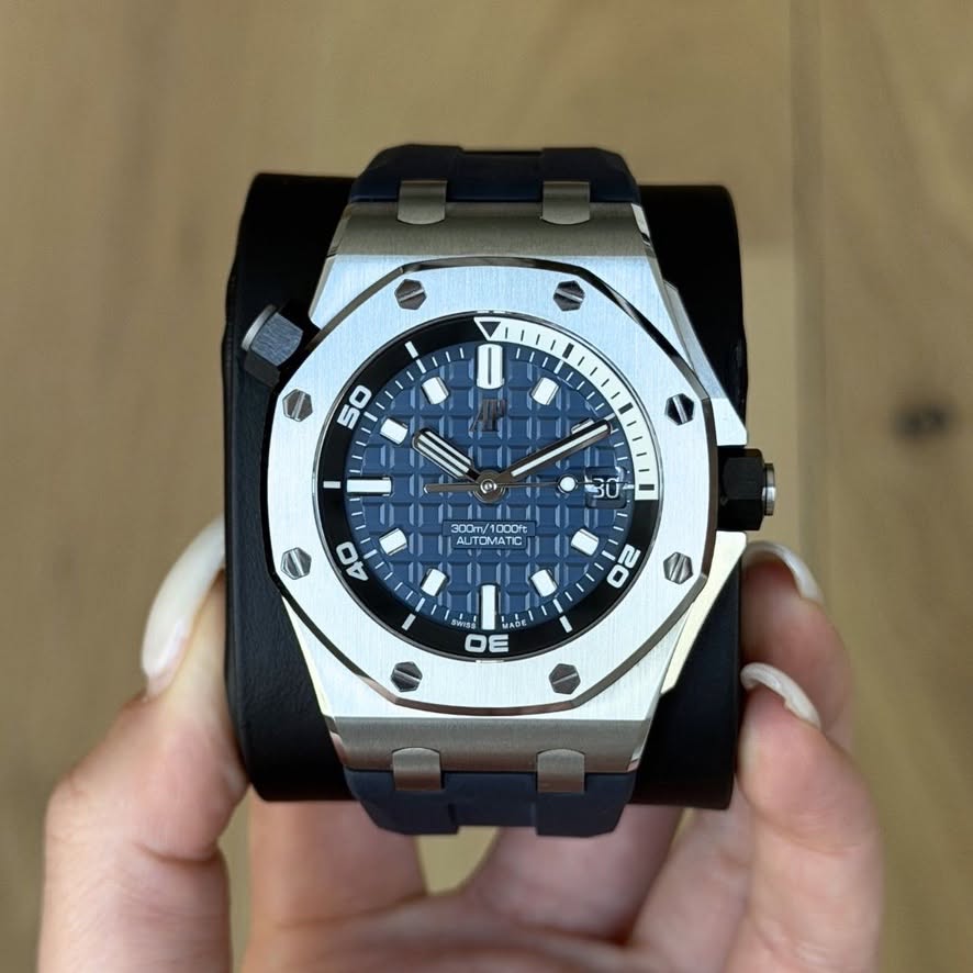 May be an image of wrist watch and text that says 'Ο 50 - ☬ে טני بد 300mV 300m/1000s ЛOMTΙC TIC - 40 20 N แตบรร์ JADE DE'