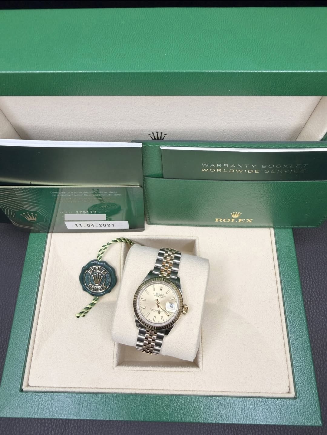May be an image of wrist watch and text that says 'WARRANTY WORLDWIDE WARRANTYB w IDE S W ROLEX ROLEX LEX ROI ELA 소랑림스스 D ا B 2 0'