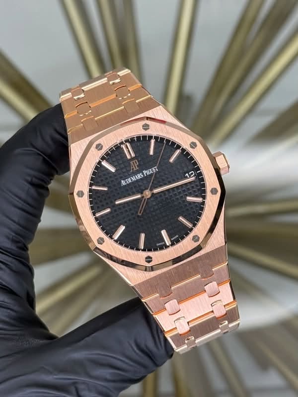 May be an image of wrist watch and text that says '11 PIGUET AUDEMARS 0 عکم ن'