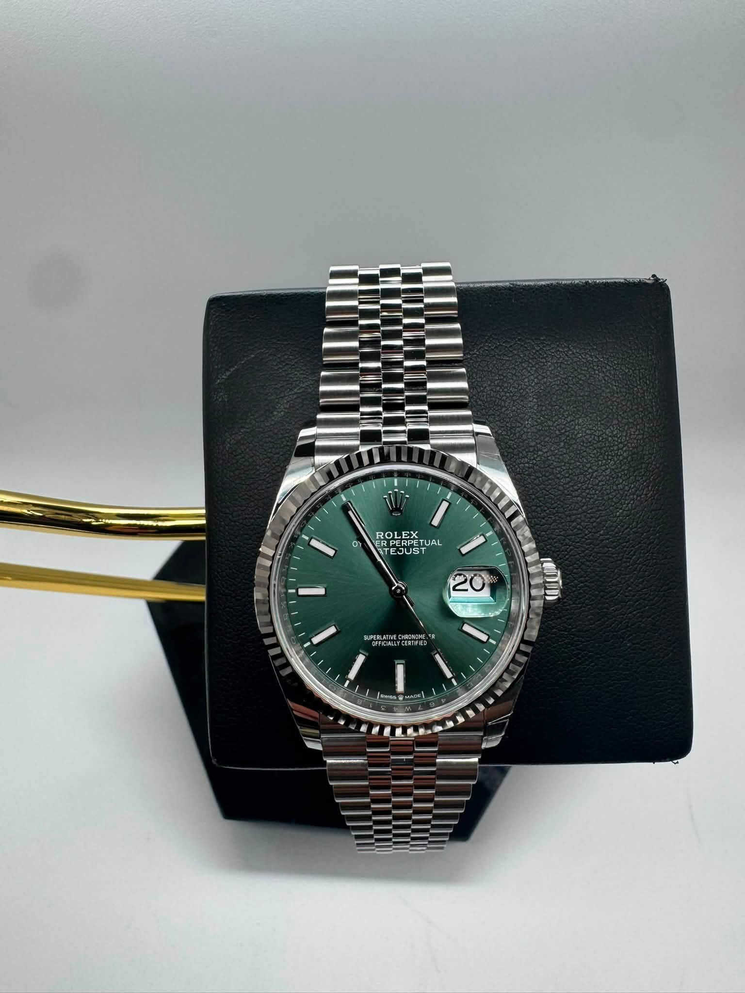 May be an image of wrist watch and text that says 'o ROLE X TUAL UAL A PERPETUAL TE RPERPET KUST JUST 20 4 SPERLAITEE'