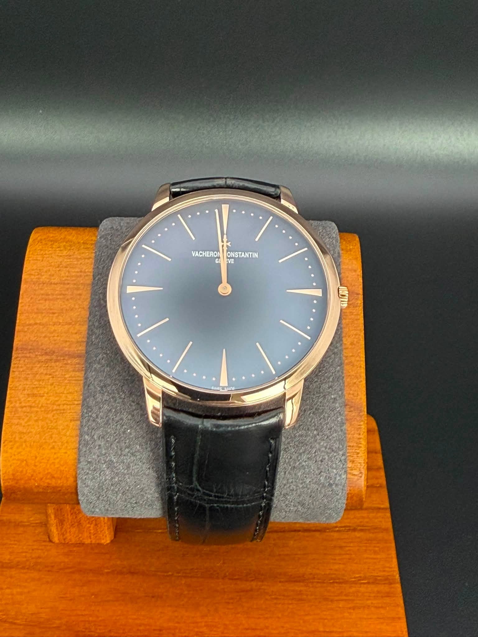 May be an image of wrist watch and text that says 'VACHERON VACHEROONSTANTIN ONSTANTIN 풀 問時'