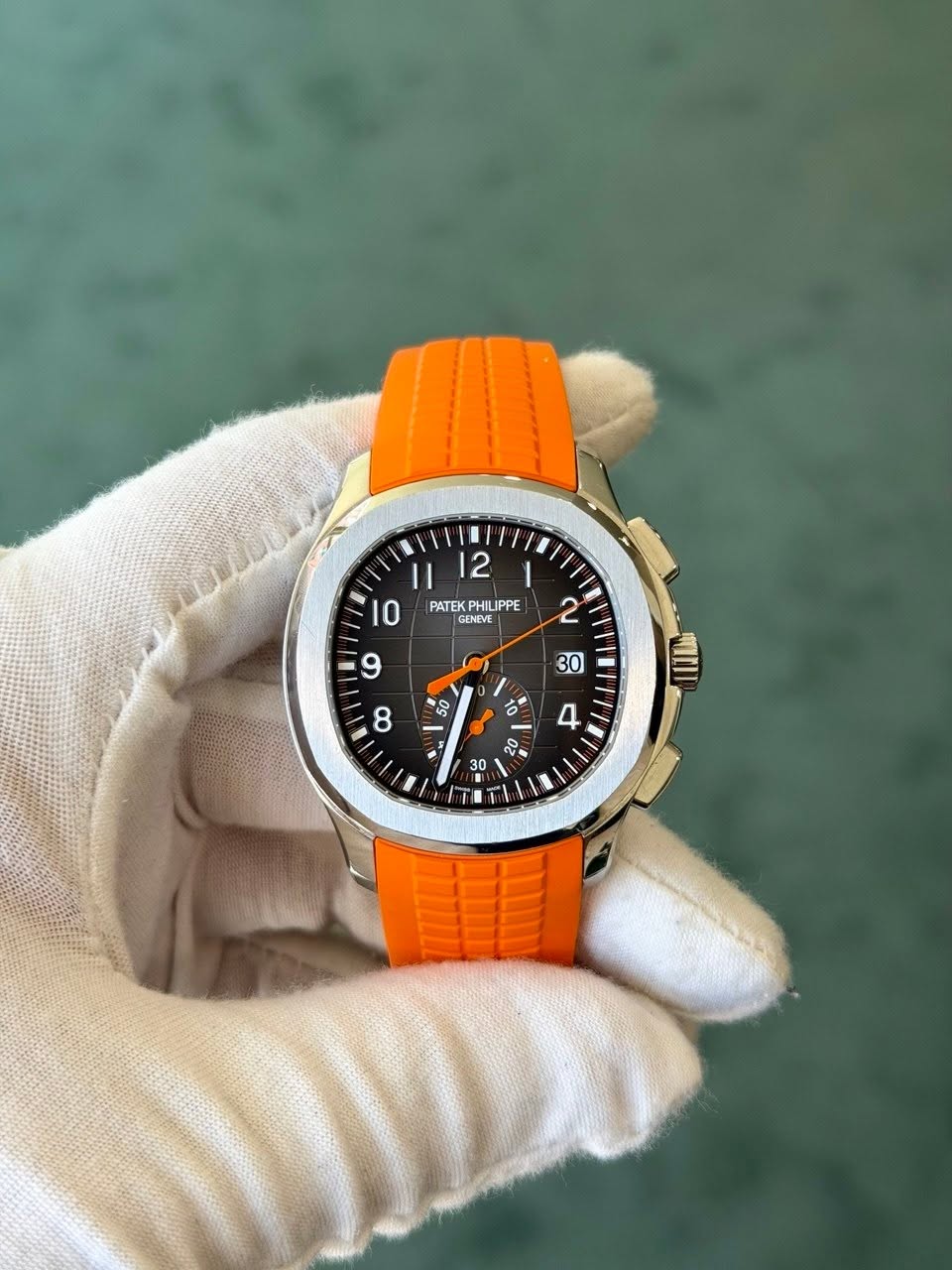 May be an image of wrist watch and text that says '2 II 10 PATEK LIPPE IPPE GENEVE _ 8 る 1 4 ឈុ 30'
