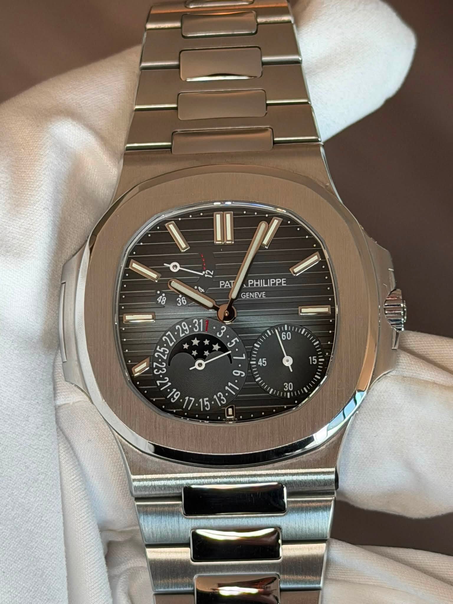 May be an image of wrist watch and text that says 'II ١ O PAT PHILIPPE GENEVE N 60 A 36 1.: o 29 ? ی P و '