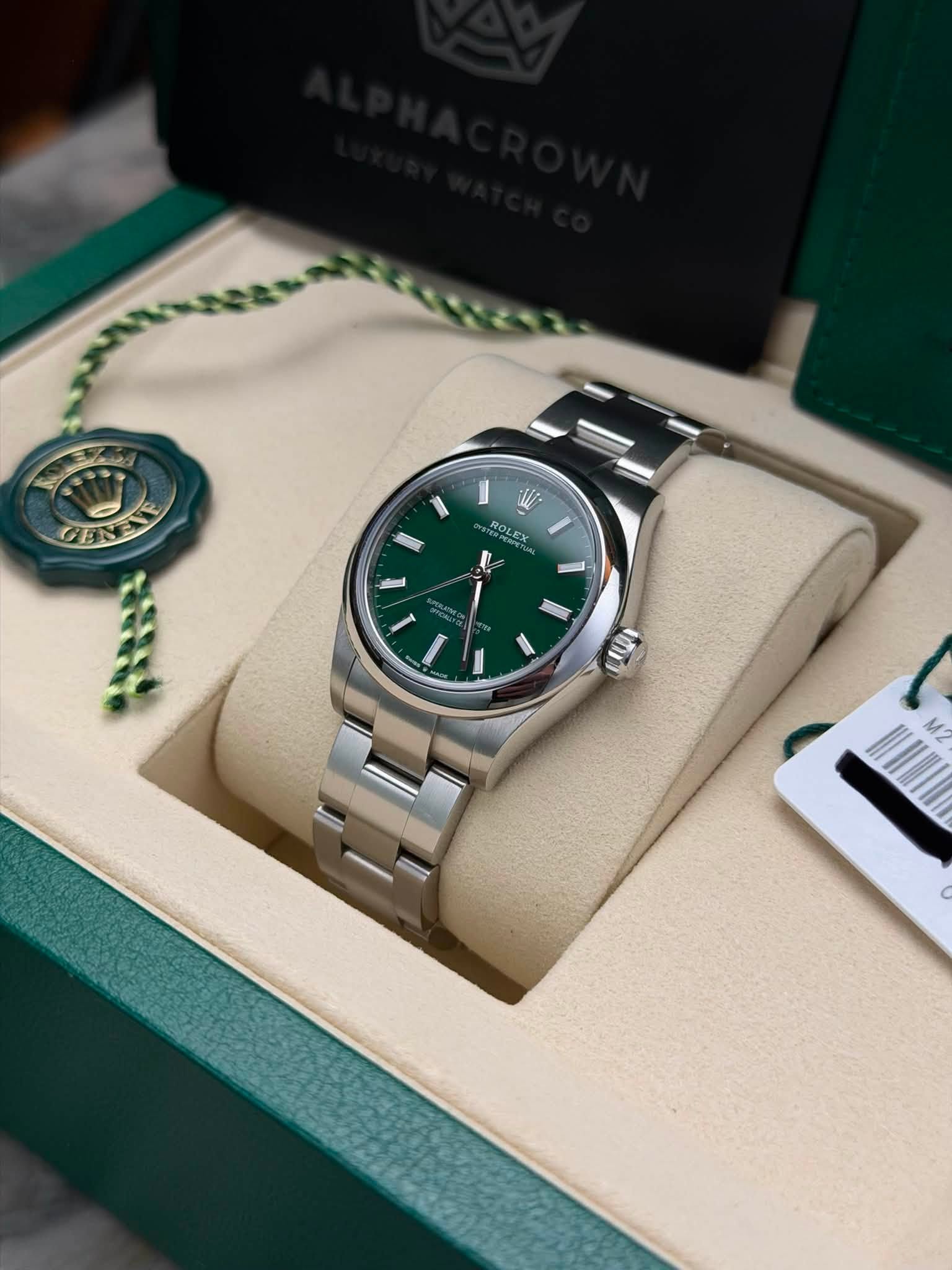 May be an image of wrist watch and text that says 'GENEIT W ROLEX VV 0N'