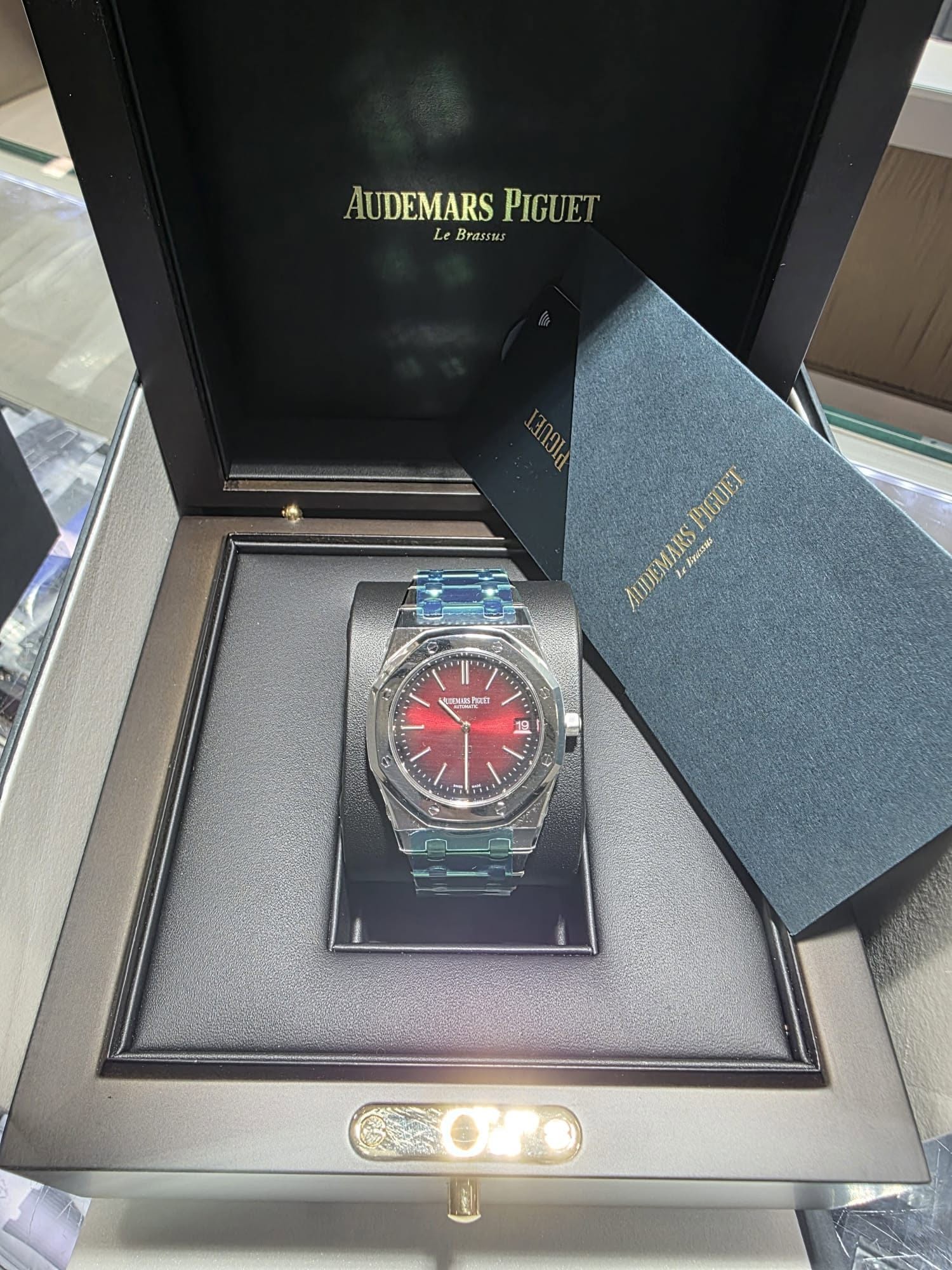 May be an image of wrist watch and text that says 'AUDEMARSPIGUET Le Brassus UDEMARS PIGUET PUUUE PIGUCI AUDEMARO AUDEMARSPIGUEL ARD BRm Il Il 선프겠니다 18 הוה l.'
