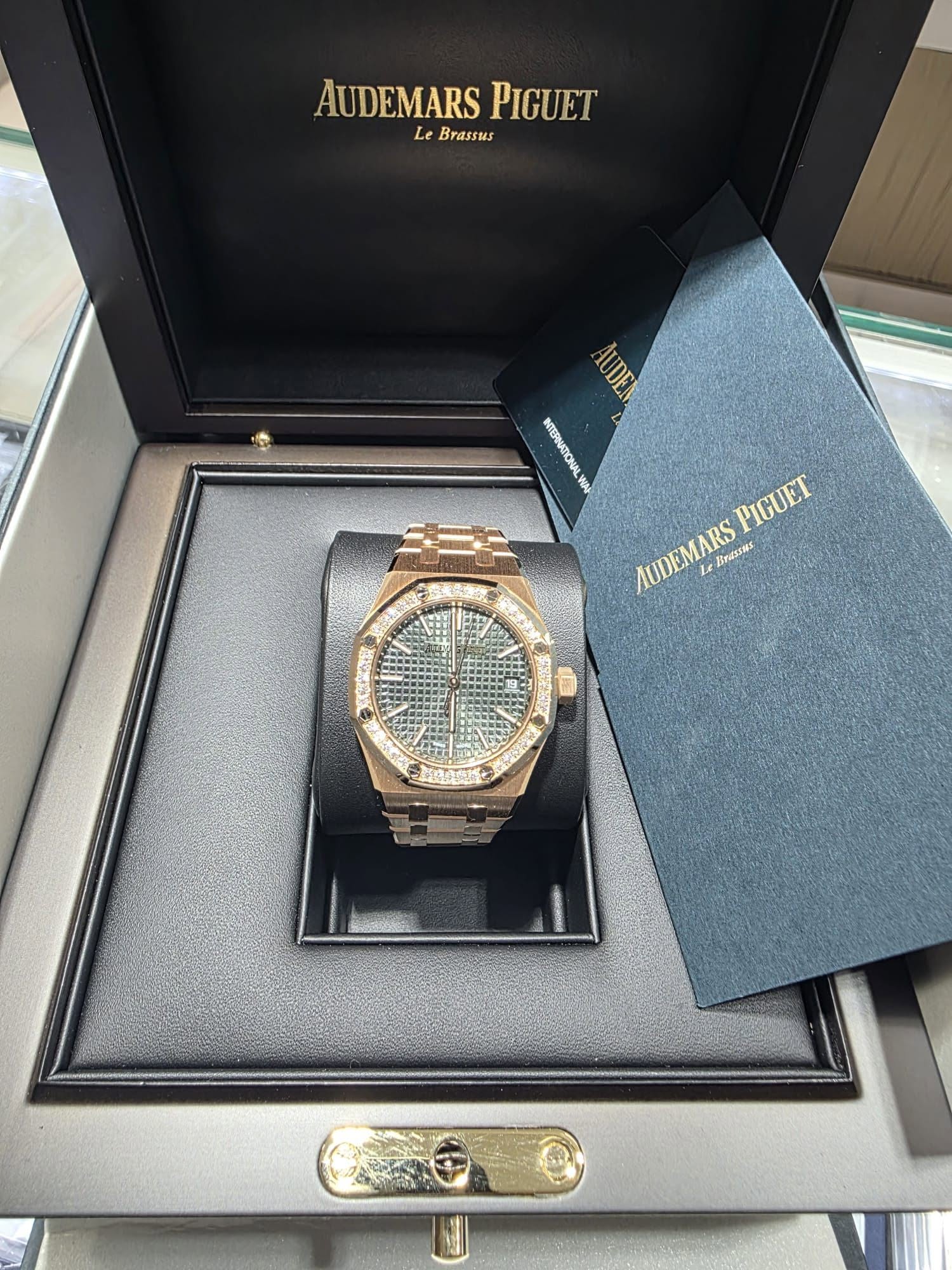 May be an image of wrist watch and text that says 'AUDEMARSPIGUET Le Brassus AUDEMARS PIGUET AUDEN INTERNATIONALW A PIGUET IGUET AUDEMARS し F Inassus ESsM 新'