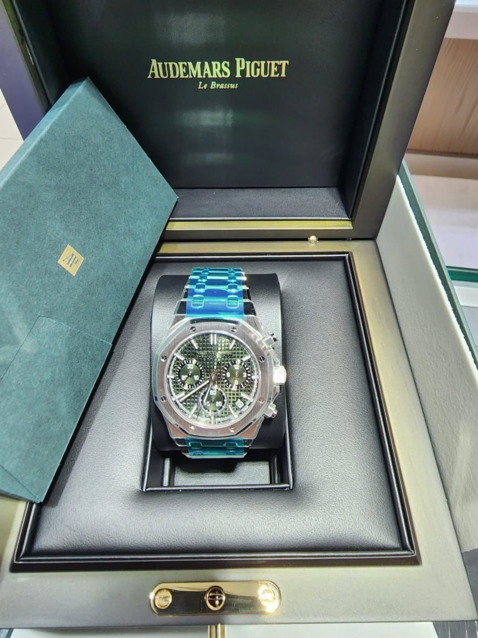 May be an image of wrist watch and text that says 'AUDEMARSPIGUET AUDEMARS PIGUET Le Brassus m'
