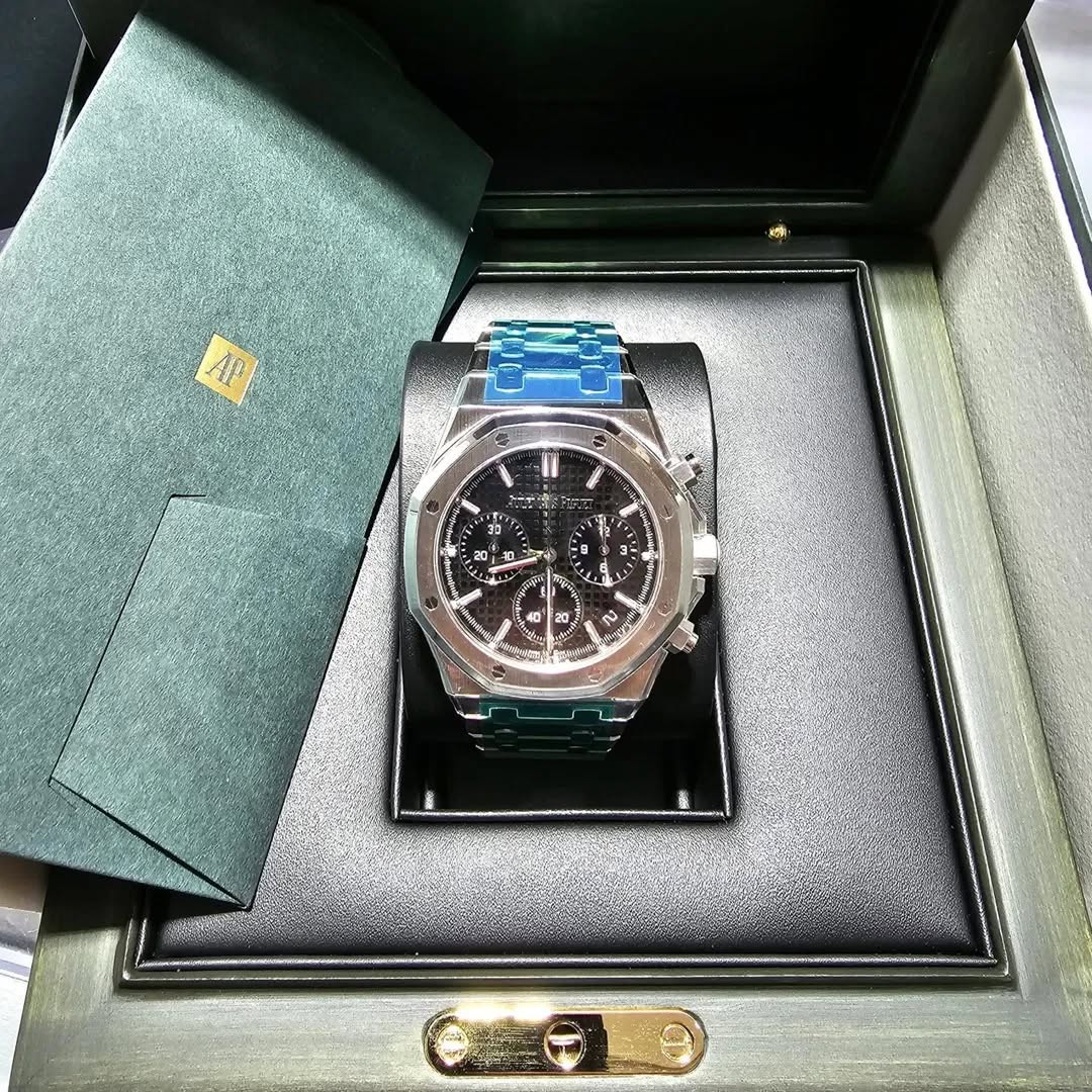 May be an image of wrist watch and text that says 'AP 2 Il L い 20 1 3 ን 20'