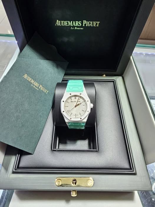 May be an image of wrist watch and text that says 'AUDEMARSPIGUET Le Brassus AUDEMARS PIGUET AUDEMANRS AUDEMARS AUDEMARSPIGOY AIRA مل Besssu Bpopa PIGUET e 35 -ှို3'