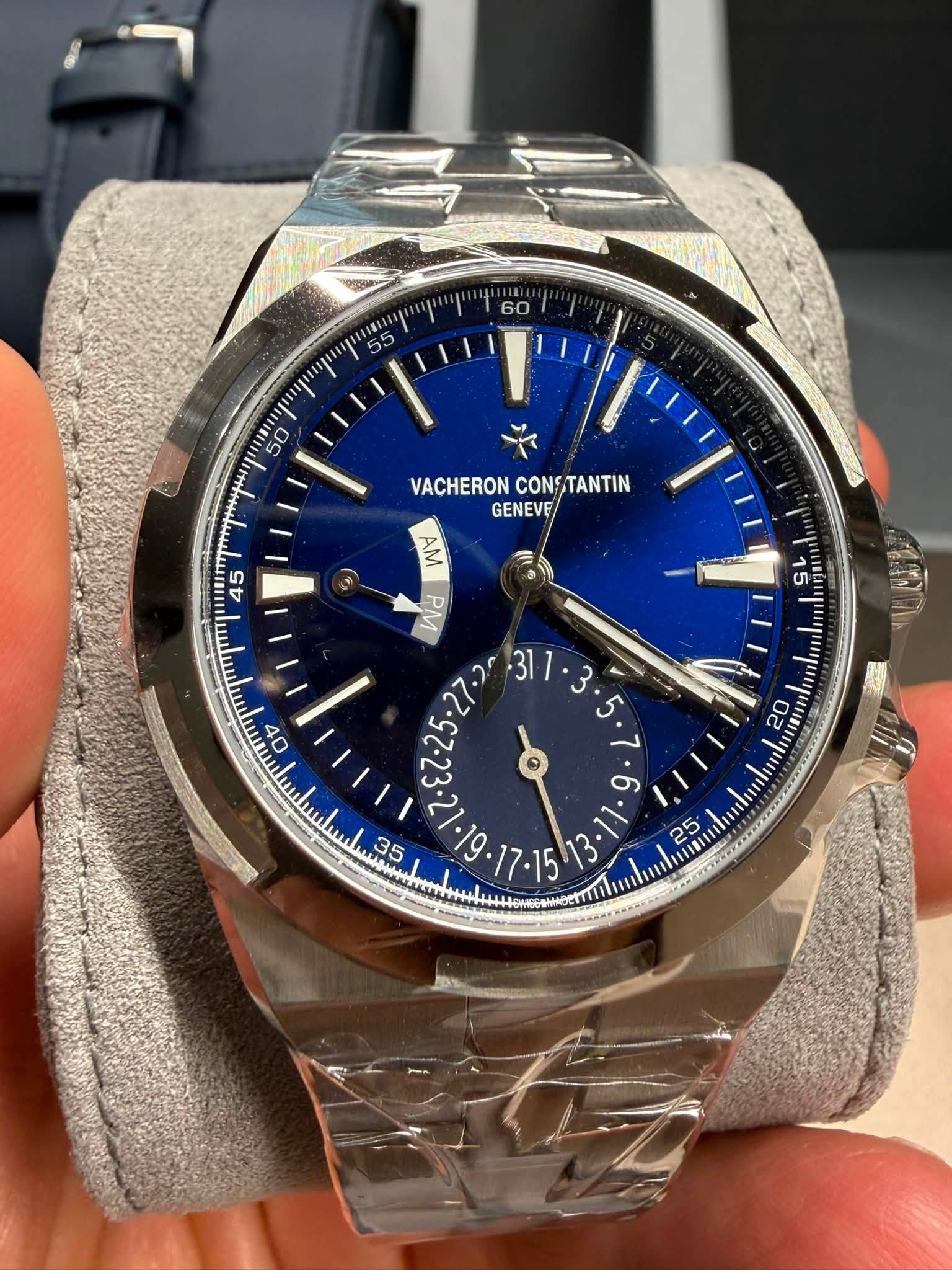 May be an image of wrist watch and text that says '50 VACHERON CONSTANTIN VACHERONCONSTANTIN CON TANTIN GENEVE 45 15 44 สสธวน 20 AM wd 9 35 รกร 311.3.5. ២ 25'