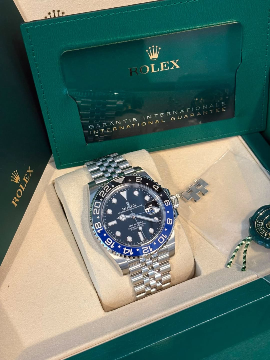 May be an image of wrist watch and text that says 'علكد OLEX NTIE ARANTIE NTERNATIONAL IONAL INTERNAT GUAR NTERNA wi ROLEX 4 RO ROLEX O&T 6 עע 22 己 18 16 保 CHT ၀၀ '