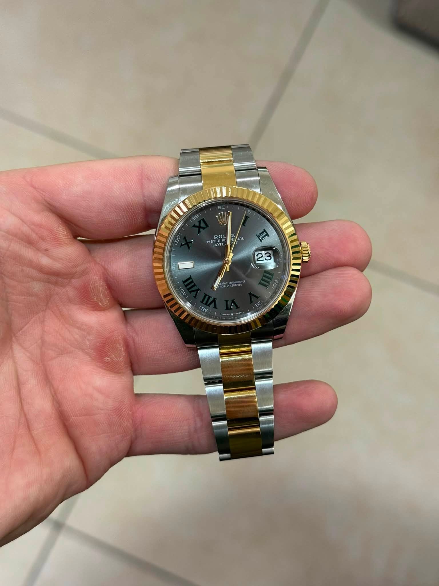 May be an image of wrist watch and text that says 'ROL II 23'