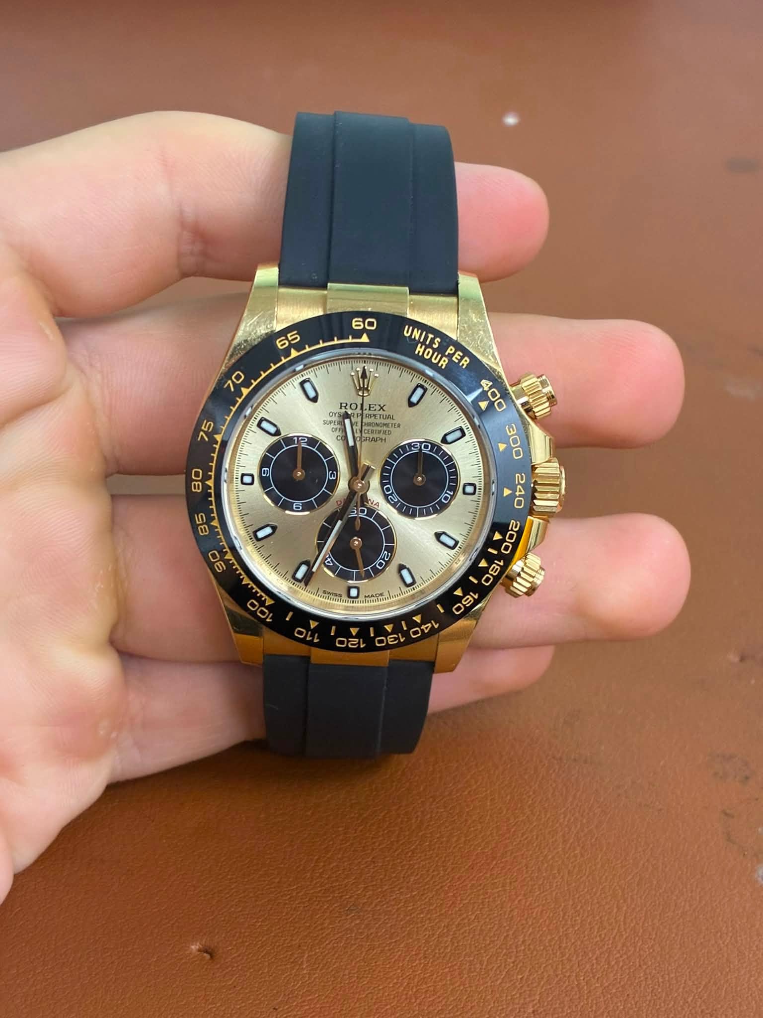 May be an image of wrist watch and text that says ' RO 0 बর 75 OERIECO aBarbl 0 6 UNITS HOUR UNITSPER ER 400 Q O 300 " 240 マA 240 200 の 180 60 e 0E D 20 - یاهد 5 C F 4'