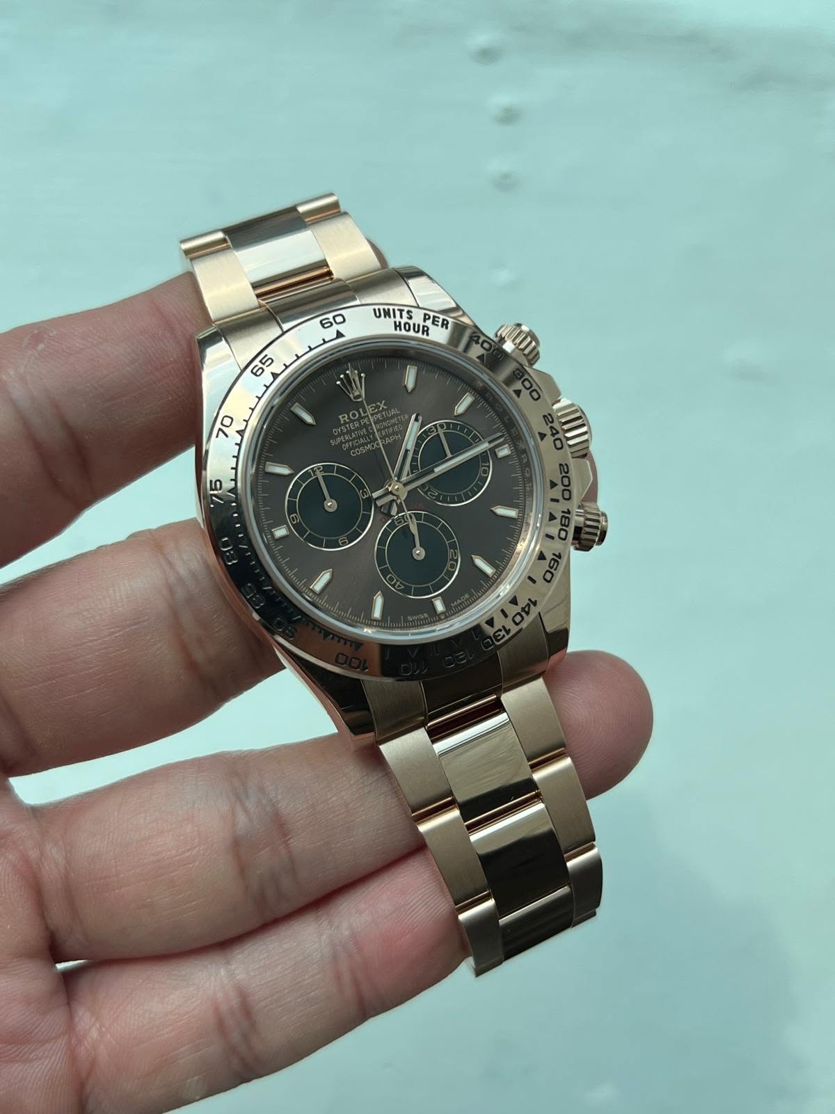 May be an image of wrist watch and text that says '60 UNITS HOUR ER 65 70 uTto '