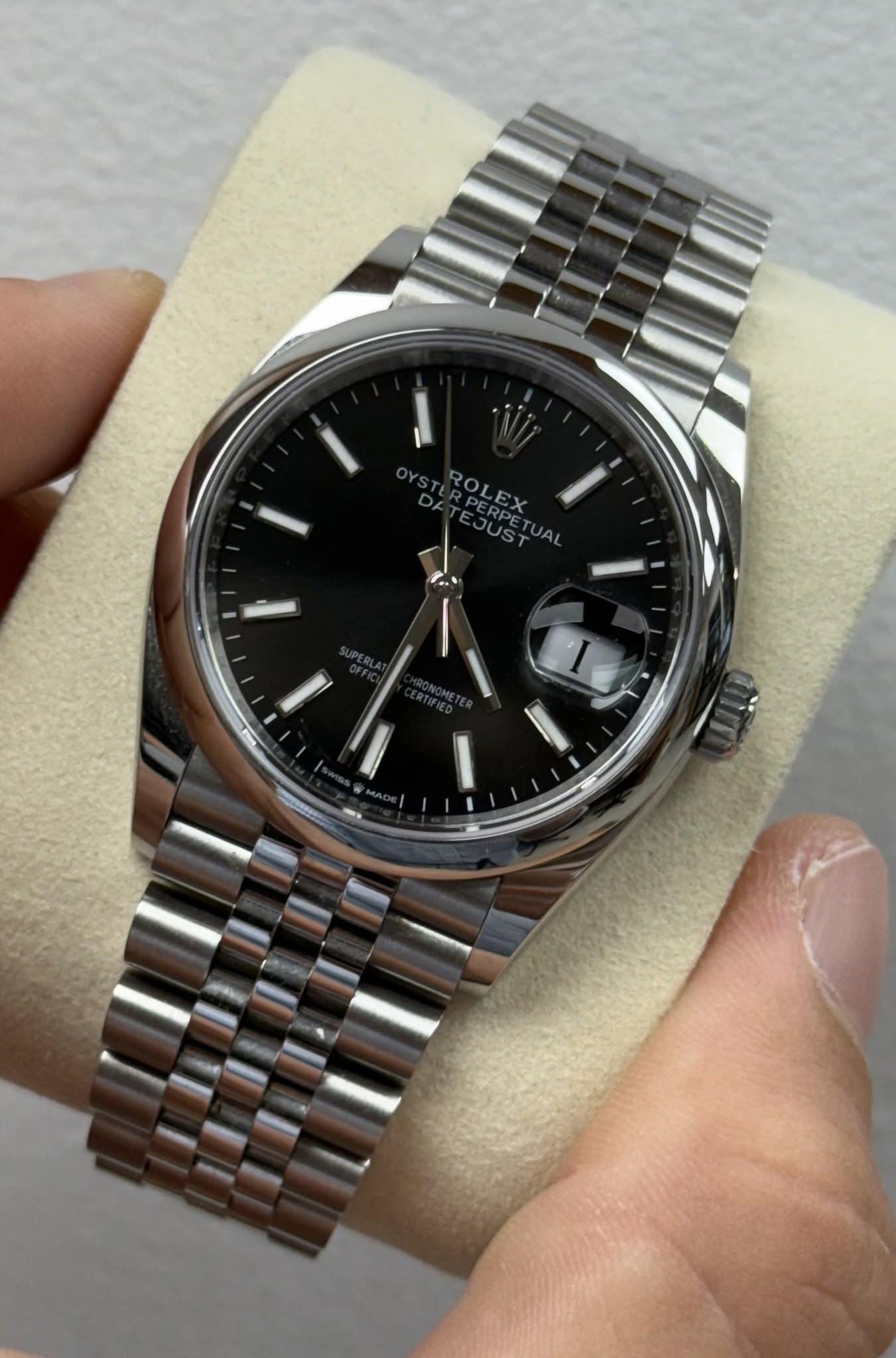 May be an image of wrist watch and text that says 'DA ROLEX RO EJUS RPETUAL TUAL'