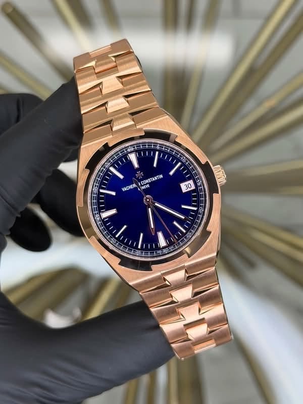 May be an image of wrist watch and text that says 'CONSTANTIN VACHER NEVE 30 R pmy 3'