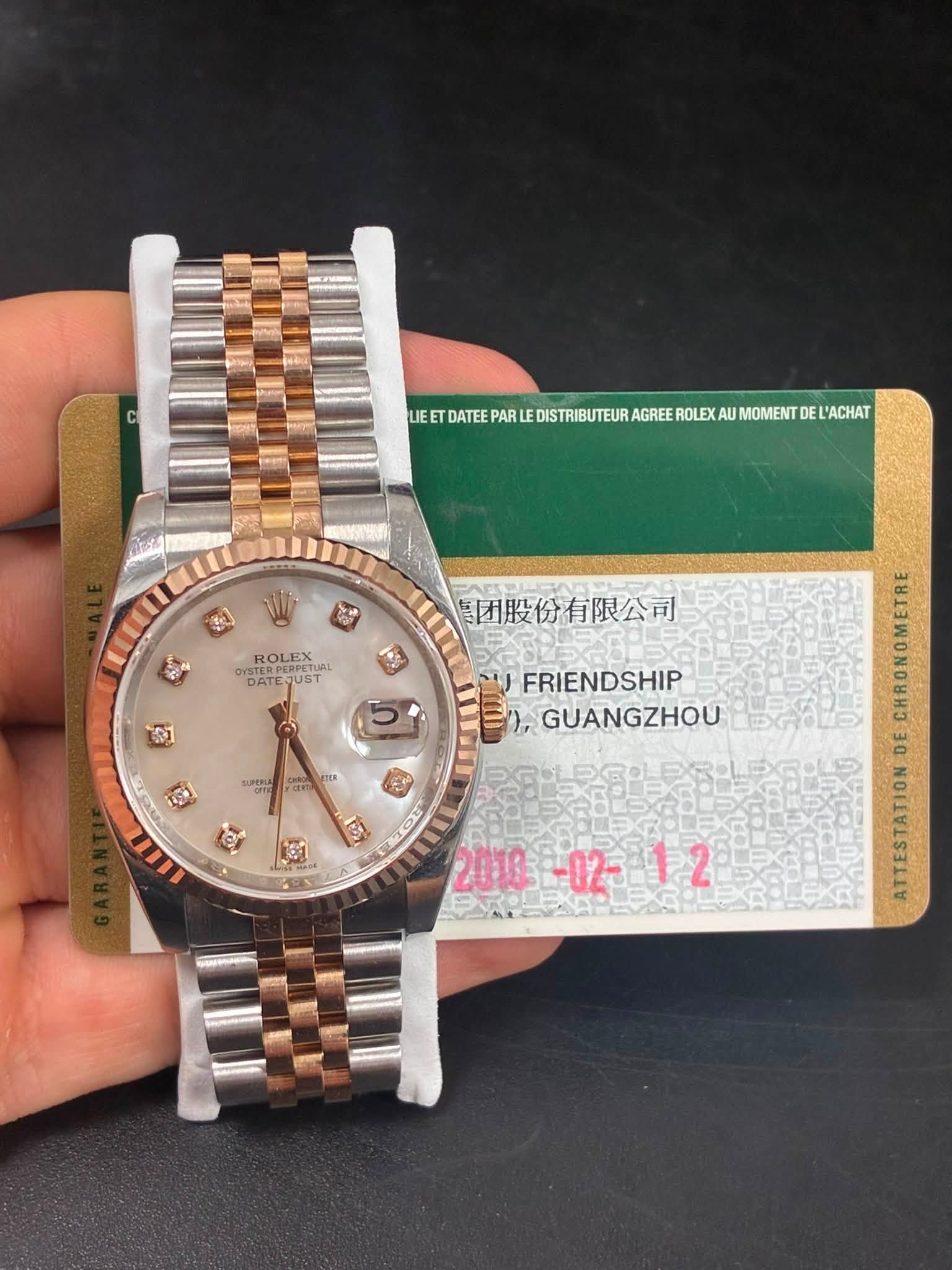 May be an image of wrist watch and text that says 'LETEATERAETRTAE LE DISTRIE DISTRIBUTEUR AGREE ROLEX AU MOMENT DE L'ACHAT LIEE DATEE PAR サ ROLEX TERPERPETU cpeTe OYST…