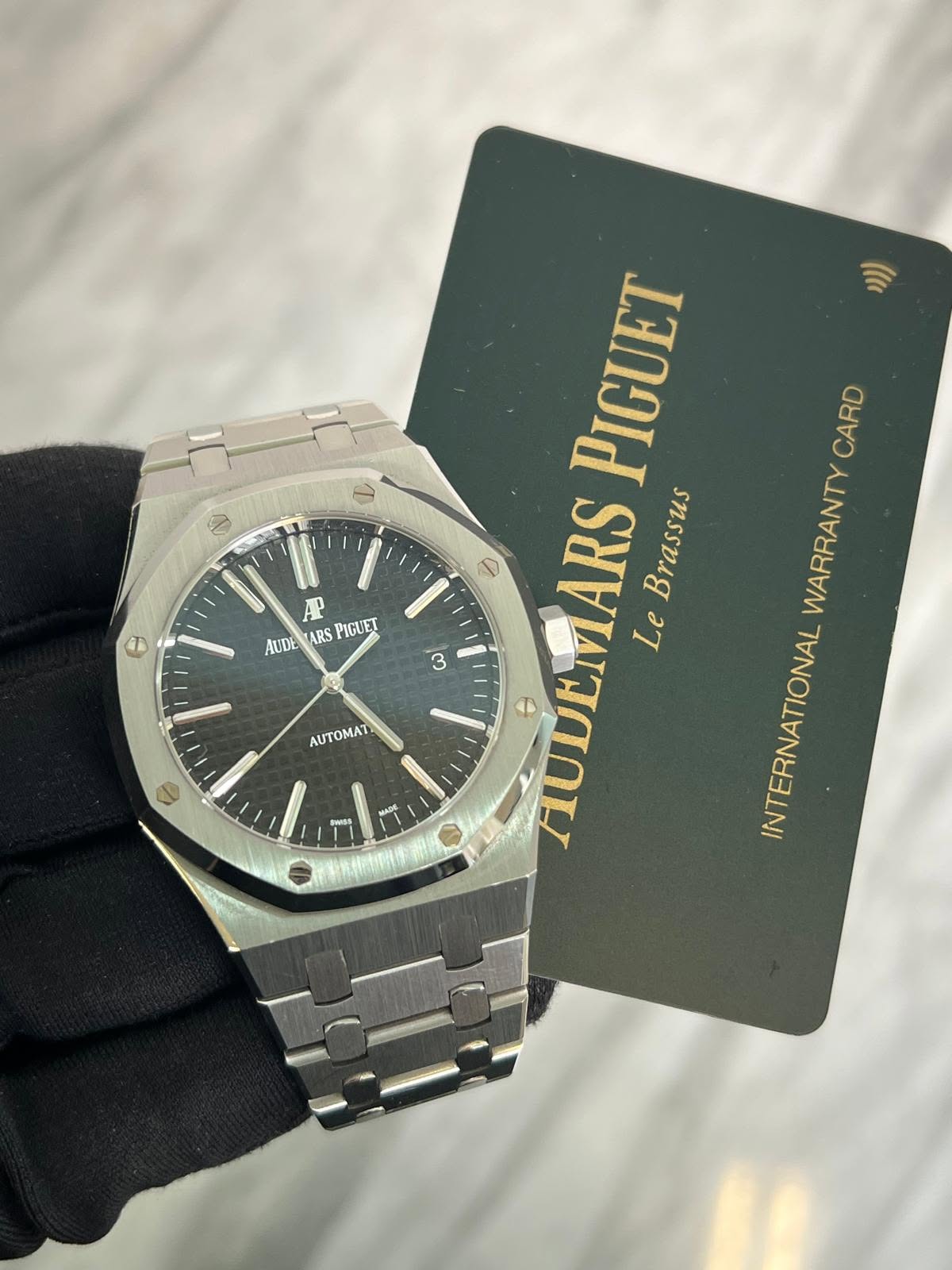 May be an image of wrist watch and text that says '6 PIGUET CARD Brassus AP WARRANTY AUDE ARS IGUET Le က TULIAYSS D HUDEMARS JOL a ADE INTERNATIONAL AUTOMAT 0'