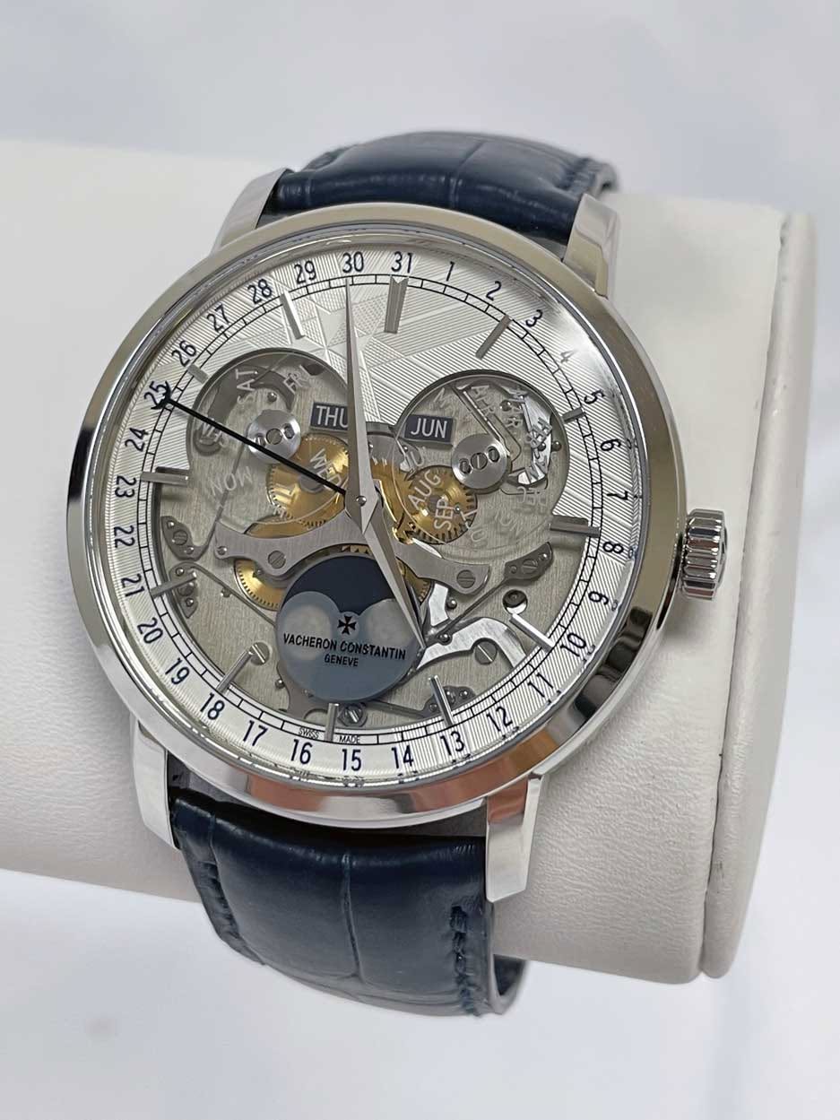 May be an image of wrist watch and text that says '30 韓源 31 28 THU JUN 26 25 1 車 દટ 12_22 12 22 20 6L 18 17 16 AUG SEP AARANE VACHERON иAeT 15 م'