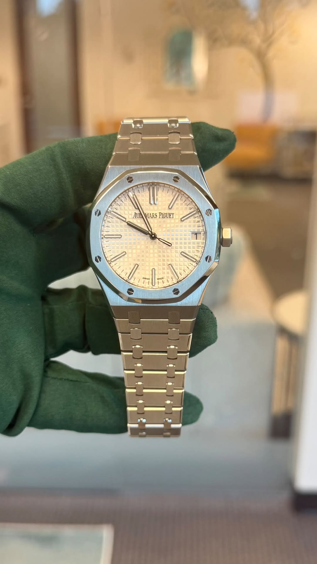 May be an image of wrist watch and text that says '零 の L Aur AUDMIARS MARSPIGUET MARS PIGUET D N I کَا -l'