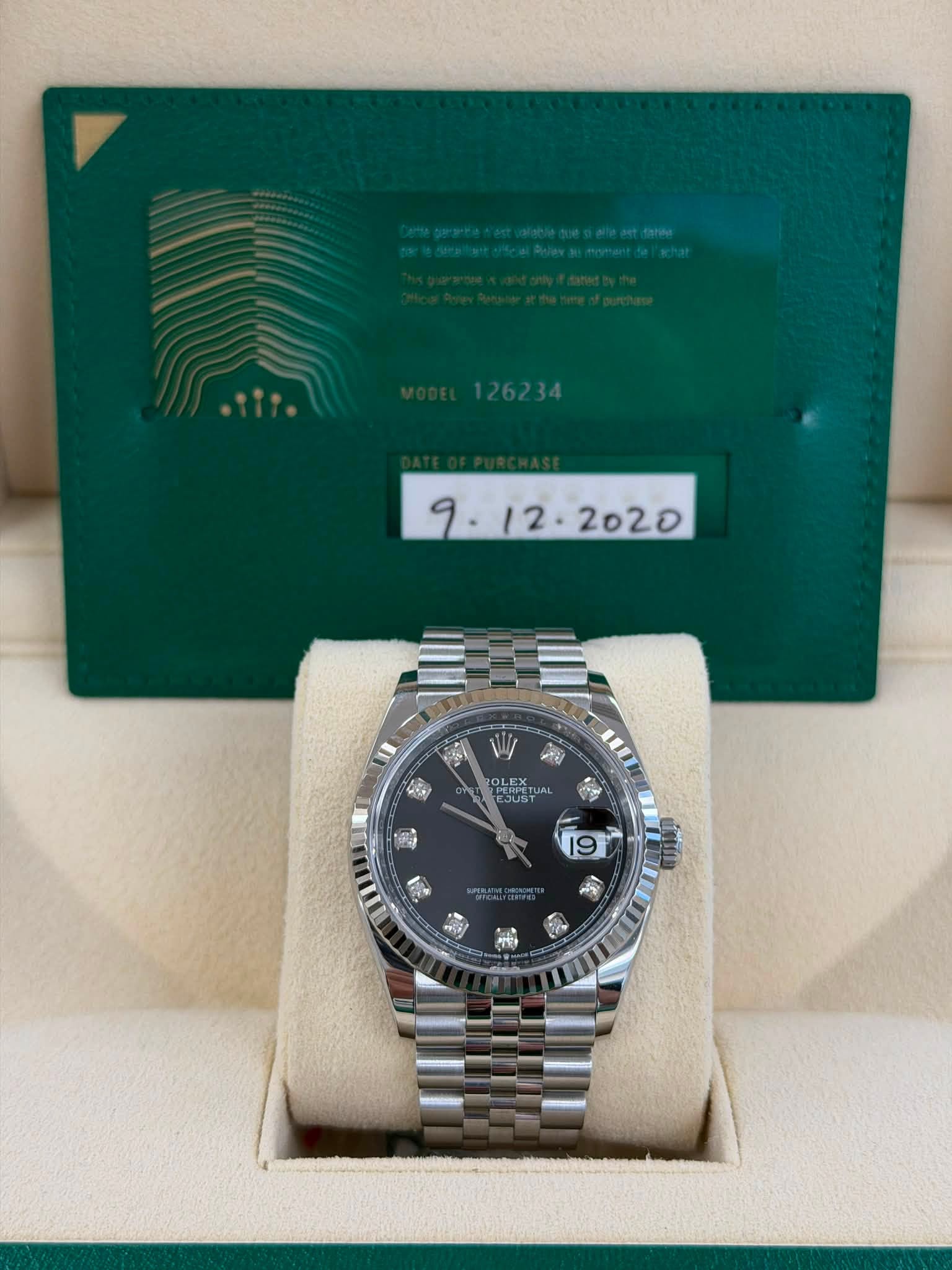 May be an image of wrist watch and text that says ' . 4G LOPERP OLEX OLEX วนร UAL AL 2 19'
