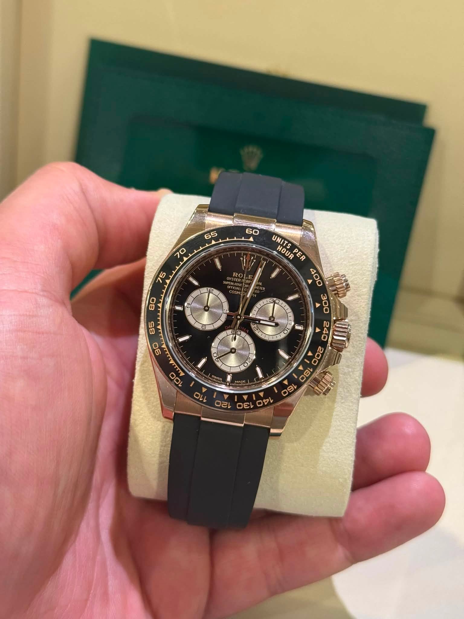 May be an image of wrist watch and text that says '65 60 70 ١ 75 80 ! 85 90 J UNIT HOUR ER m 200 a A A 00'