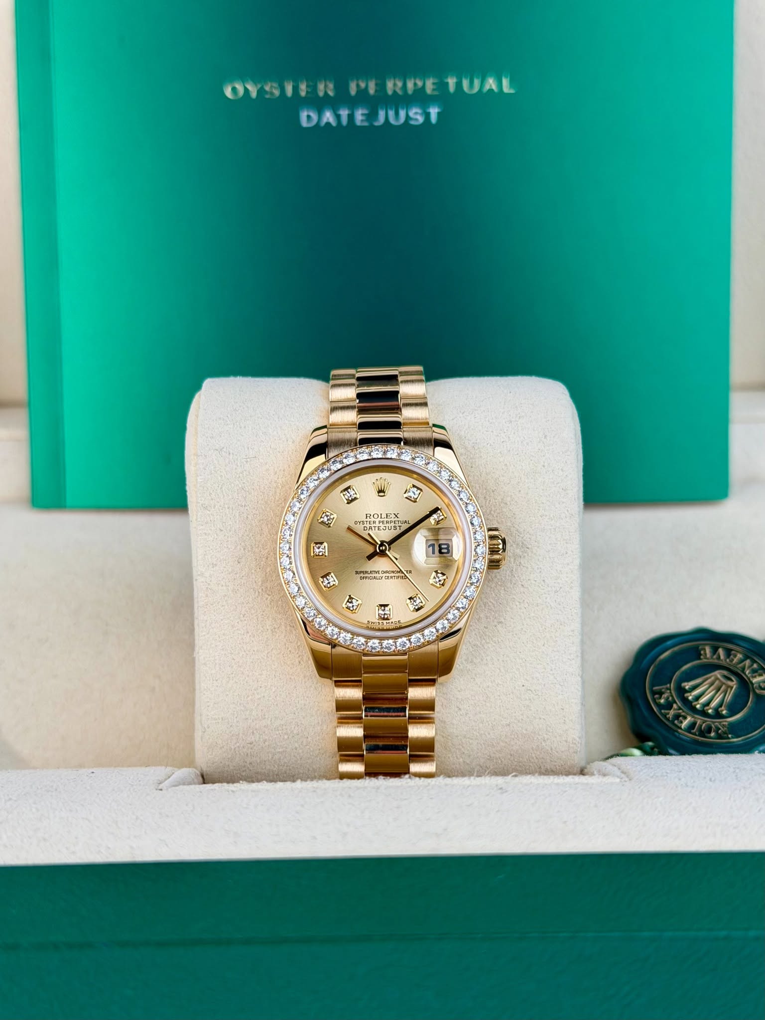 May be an image of wrist watch and text that says 'OYSTER 정롱 RPE YSTENPERPETUAL RPETUAL TUAL DATEJUST خن ه 朝 ROLEX STEAPESPET កះ cp 스돌 西 心'