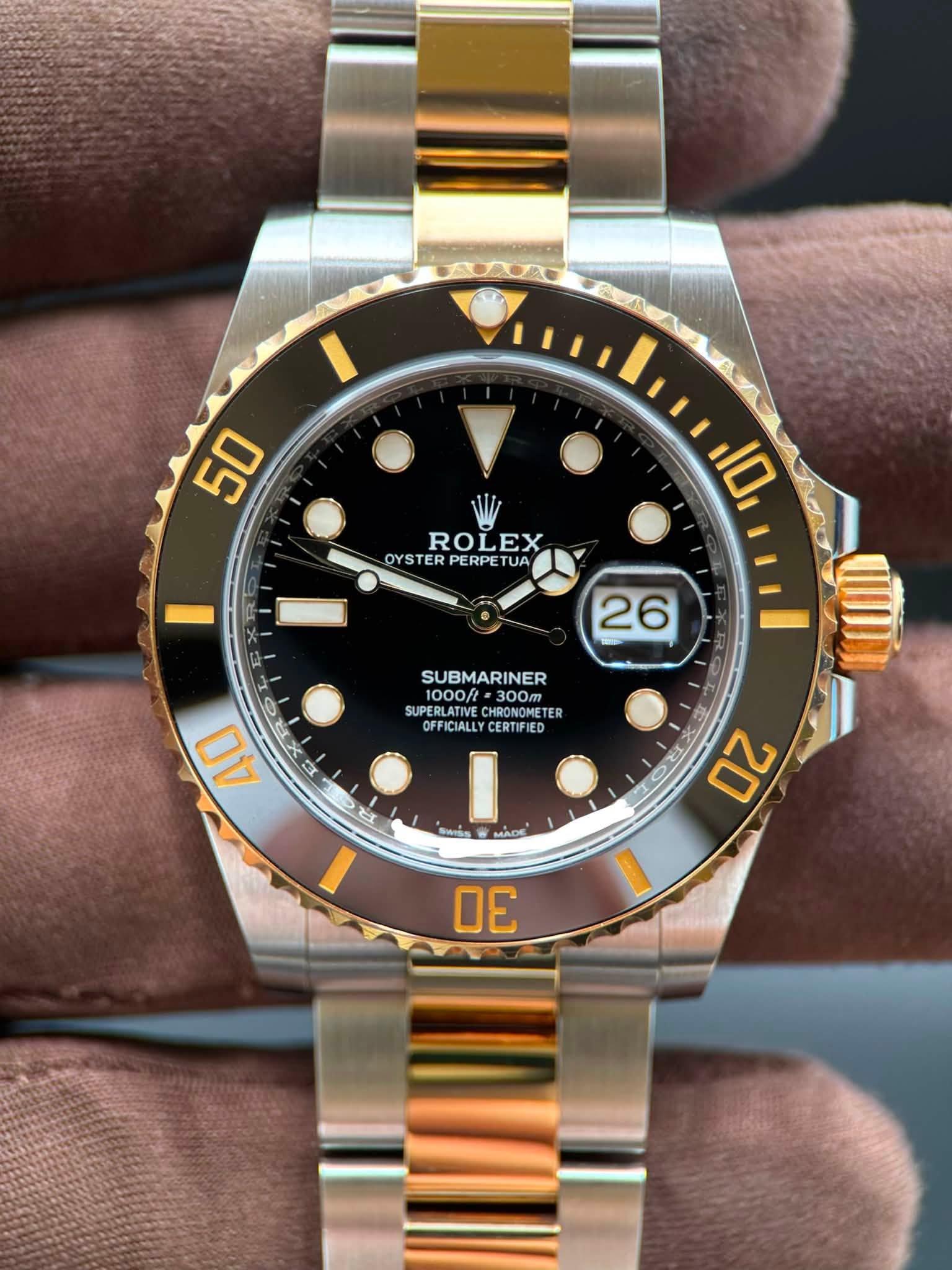 May be an image of wrist watch and text that says '50 ROLEX OYSTER PERPE YSTERPERPETUA TUA 10 26 SUBMARINER 1000/t 300m SUPERLATIVE HRONOMET HRONOME ER OFFICIALLYCERTIFIED…