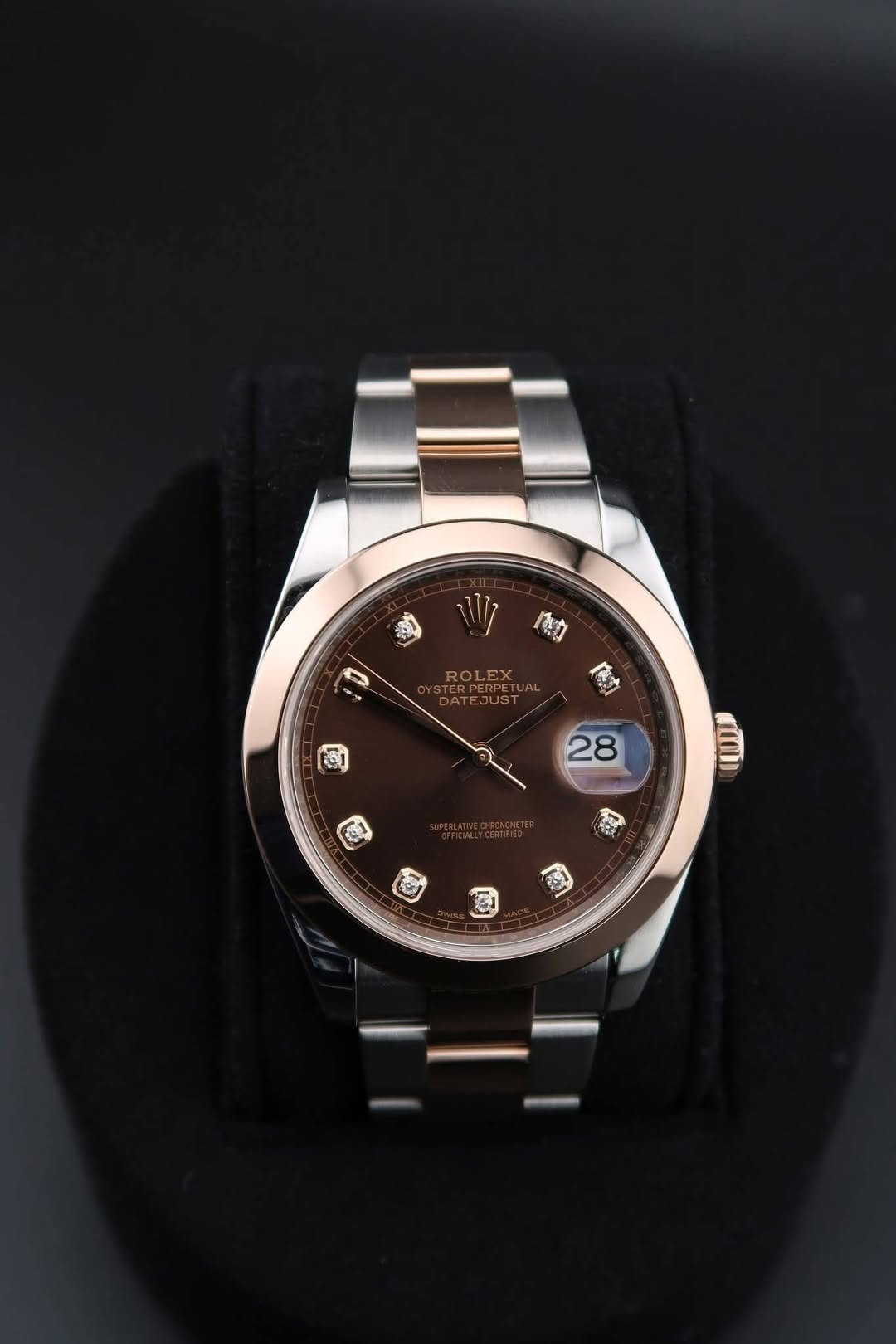 May be an image of wrist watch and text that says 'L 動 協方 28 ஆන ዘጣሀ ឡ'