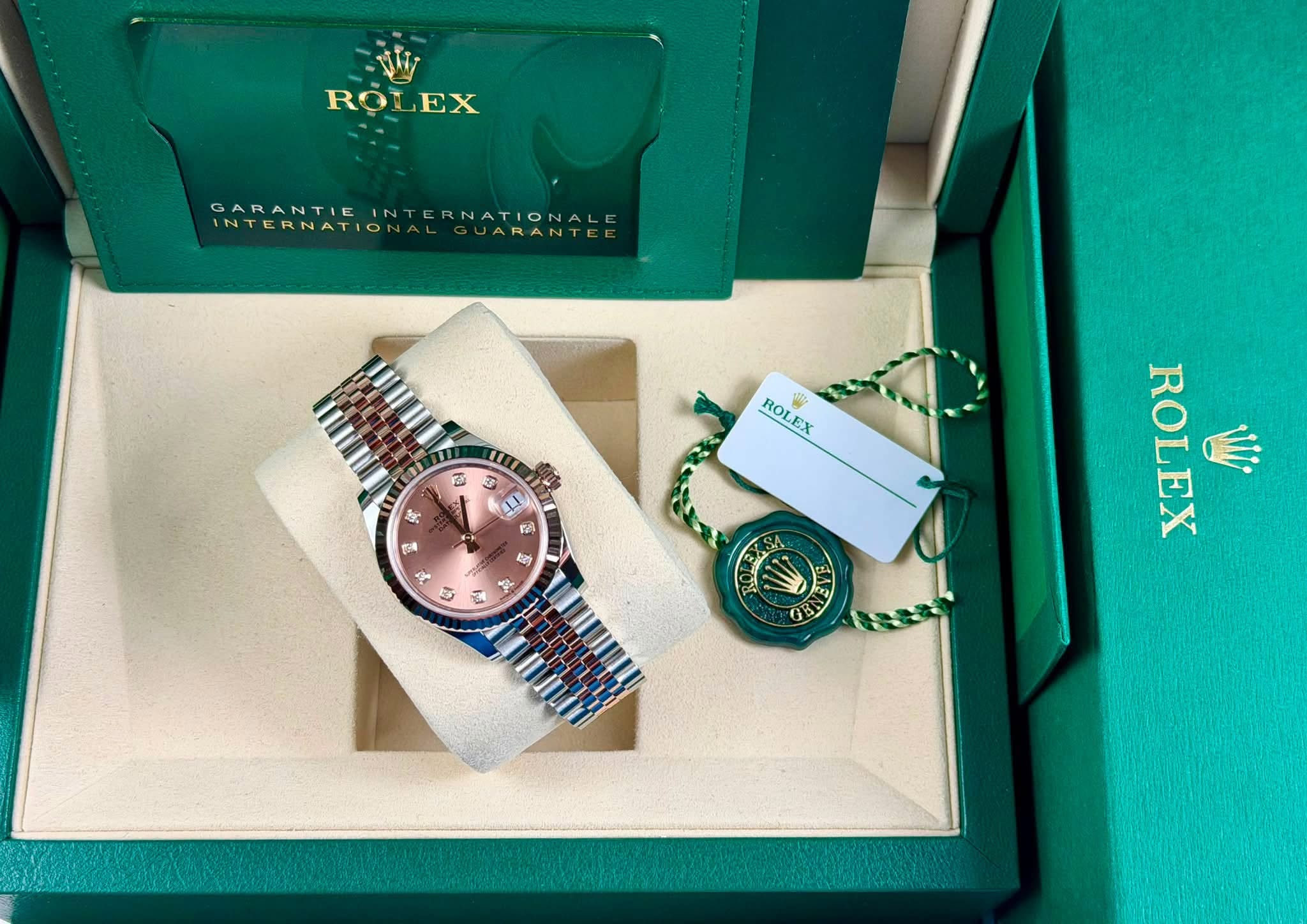 May be an image of wrist watch and text that says 'មមរឺររ RO ROLEX GARANTIE INTERNATIONALGUARANTEE GARANTIEINTERNATIONALE INTERNATIONALE N INTERNAT E ক ROLEX 병 品 W ROL EX ¥ 2…