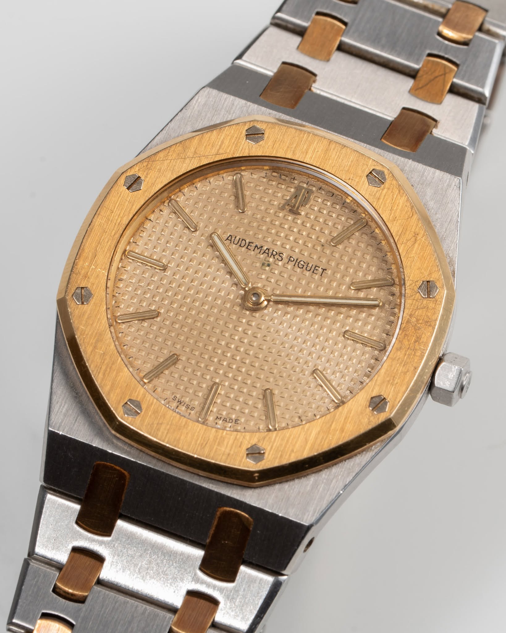 May be an image of wrist watch and text that says 'AUDEMARSPIGUET PIGUET PIGUET AUDEMARS MADE'