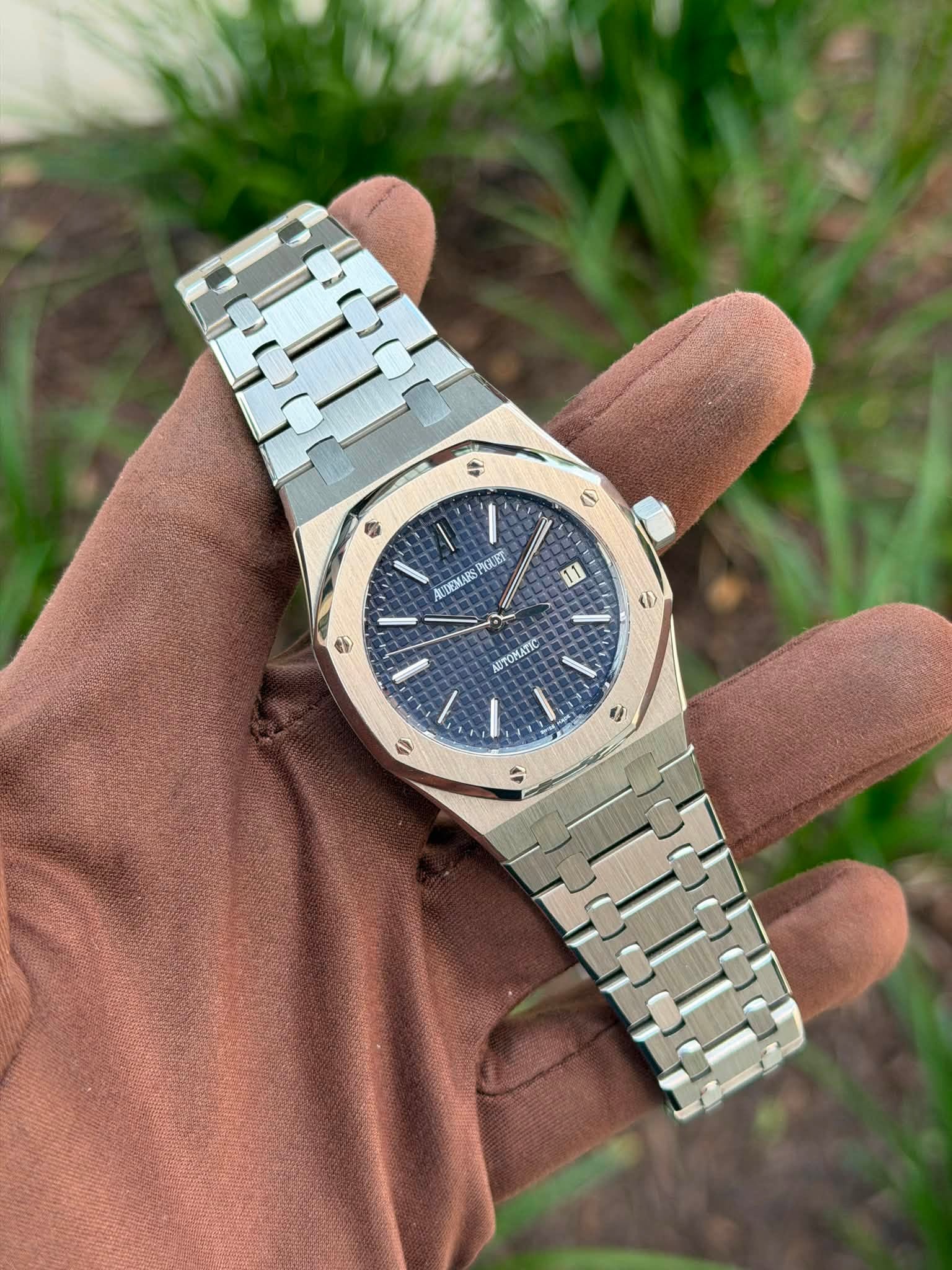 May be an image of wrist watch and text that says 'PIGUZT AUTEMARS S ジ KWTOMATΙC 0 ٥'
