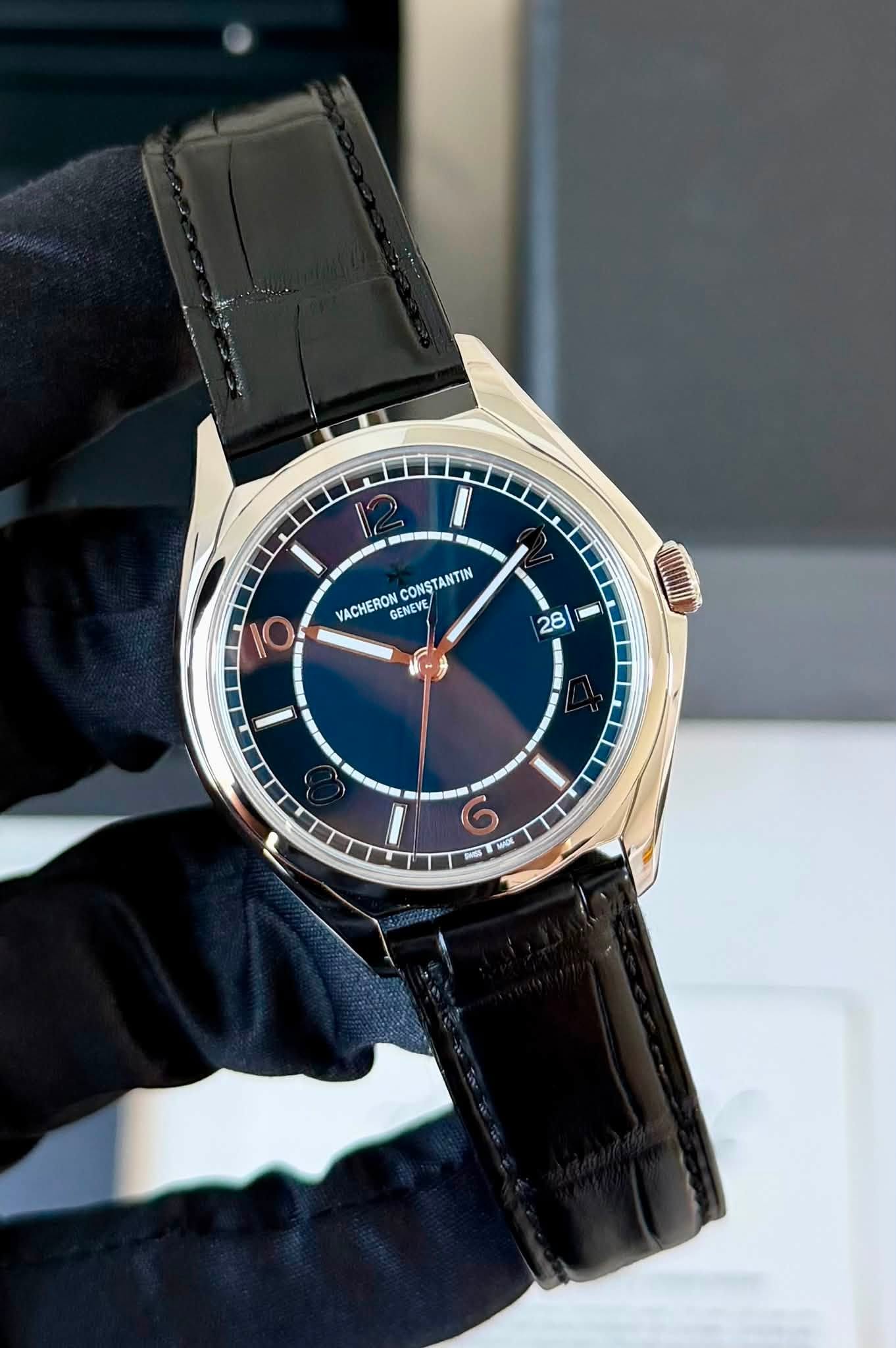 May be an image of wrist watch and text that says 'CONSTANTIN VACHERON GENEVE EVE 1O 28 ·· ம 속의'