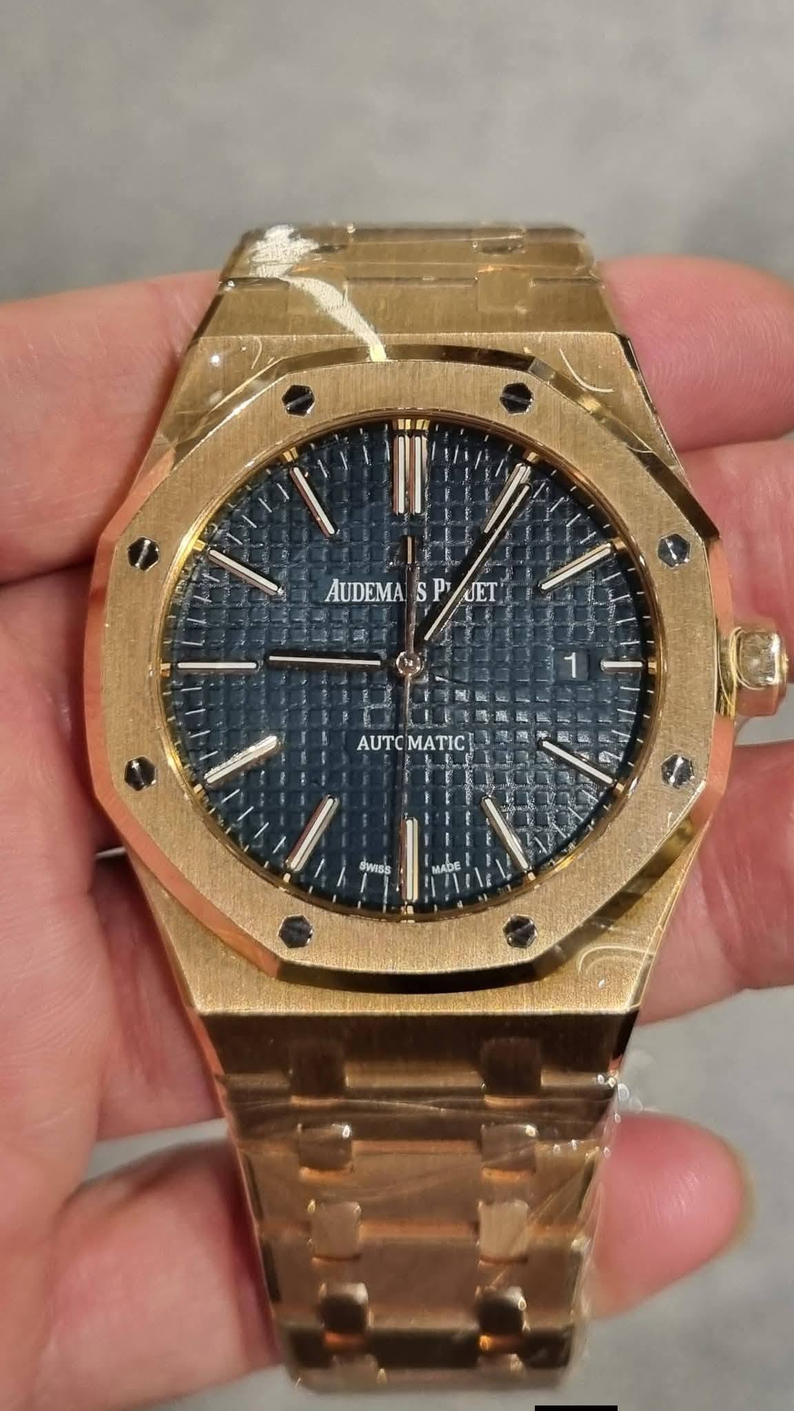 May be an image of wrist watch and text that says 'AUDEMASPJET P UET AUDEMA S 原國医 1 PL AUTCMATIC MATIC 盛 اتسر Mss ADE'